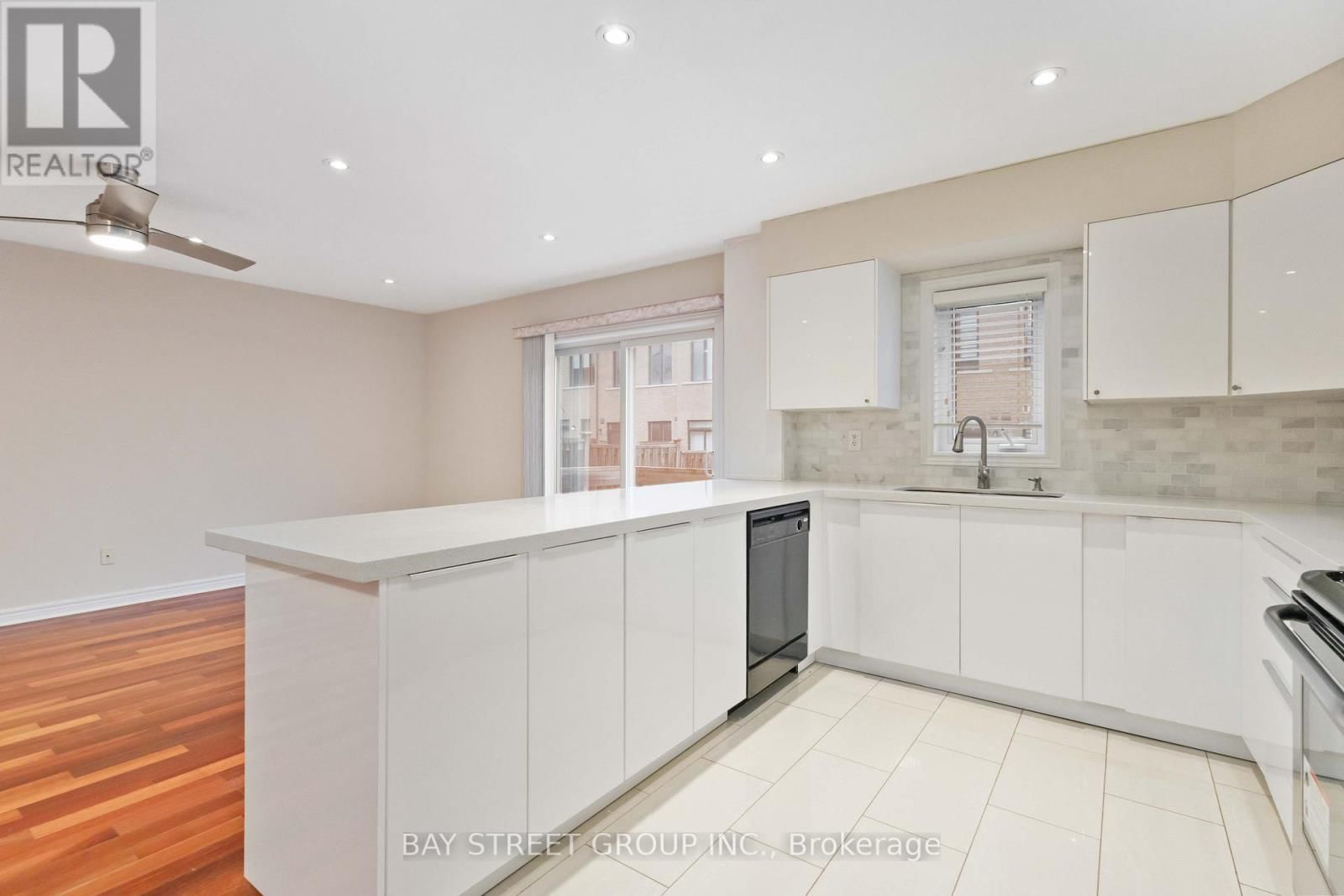 25 MAPLE RIDGE CRESCENT Image 12