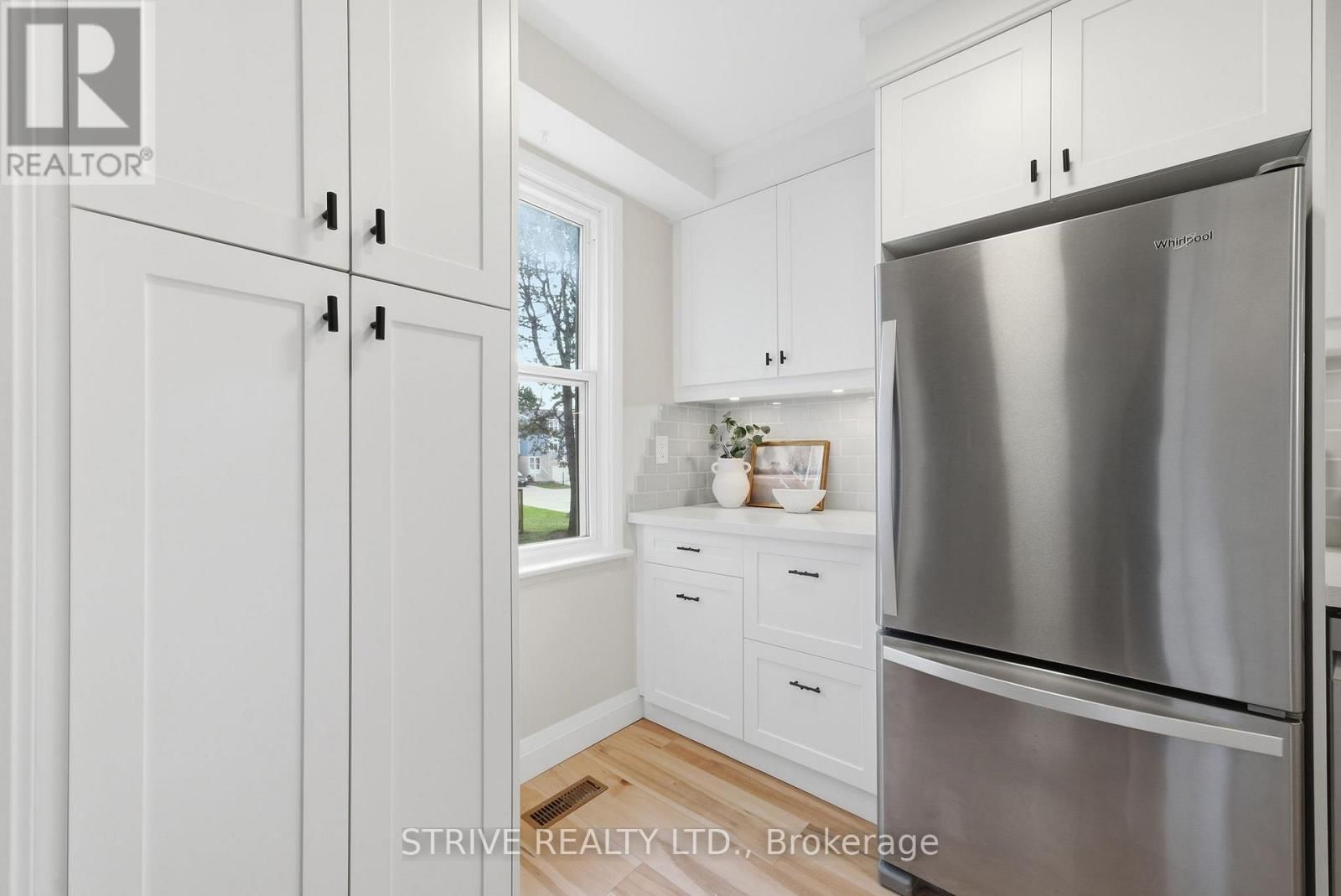 1718 JOHN STREET Image 11