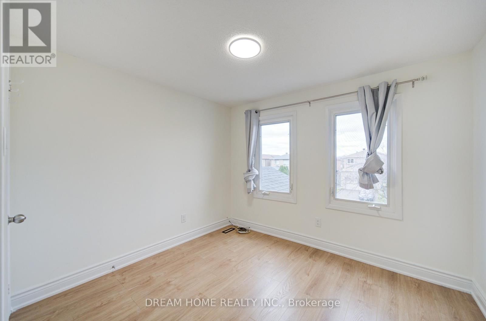 10 KAREN MILES CRESCENT Image 22