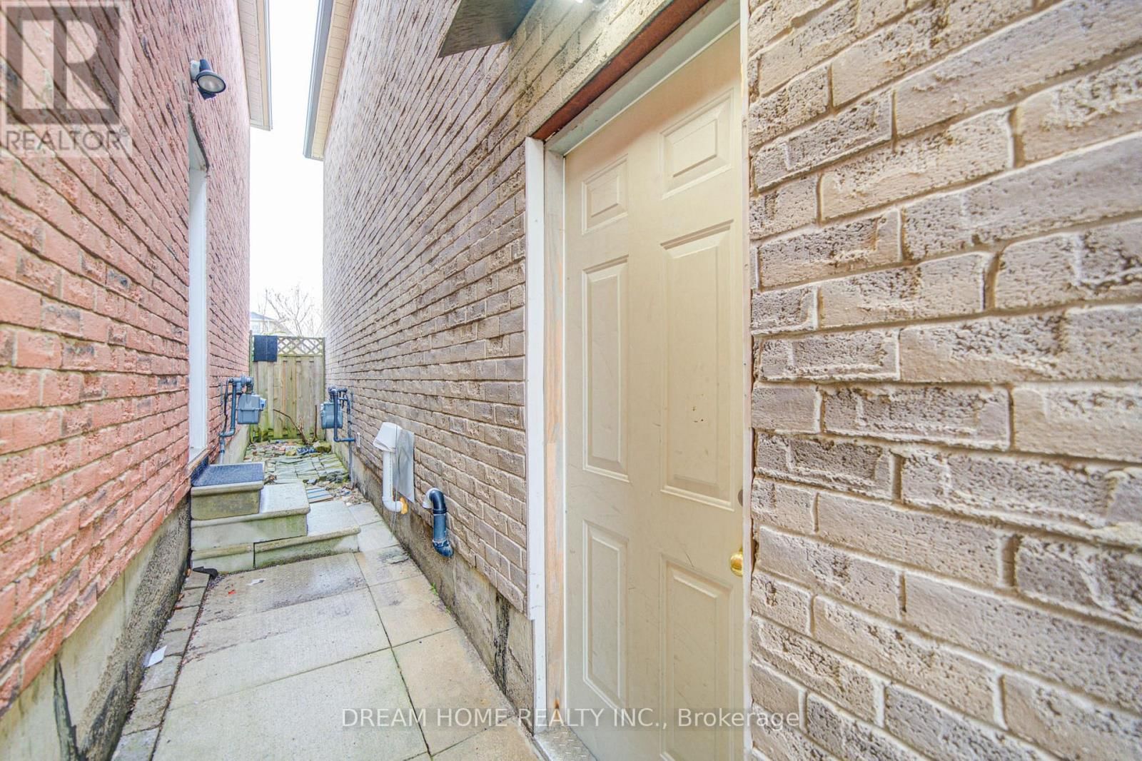 10 KAREN MILES CRESCENT Image 34