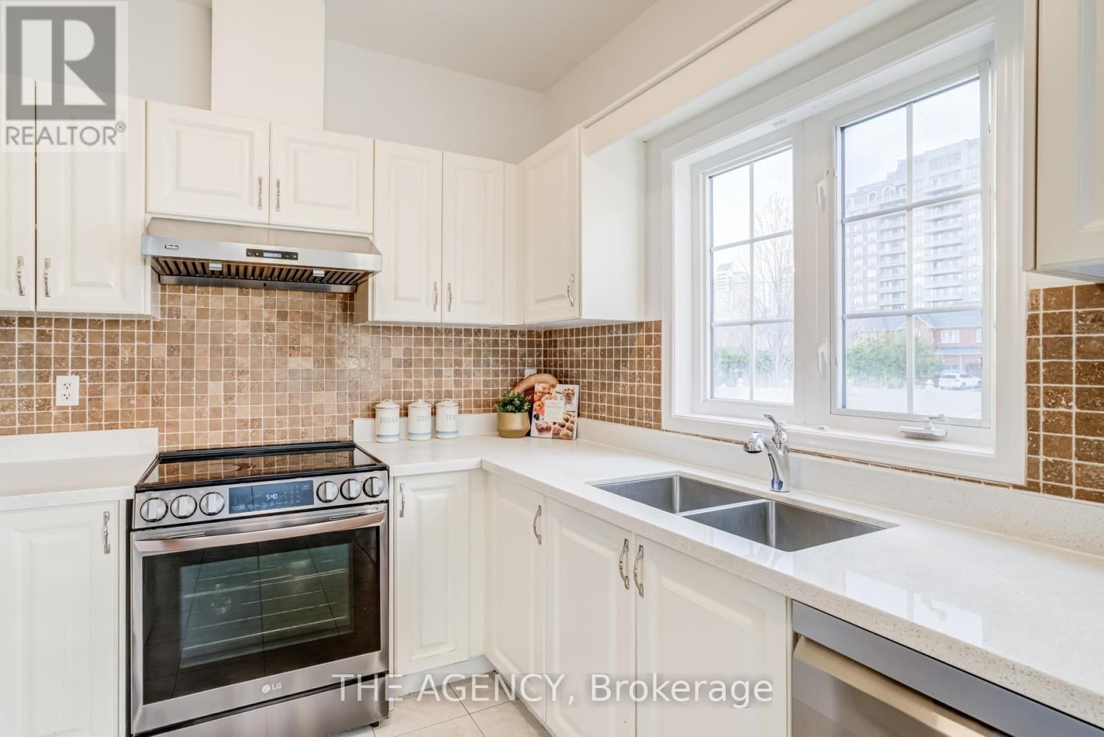 6 LEVELLANDS CRESCENT Image 14