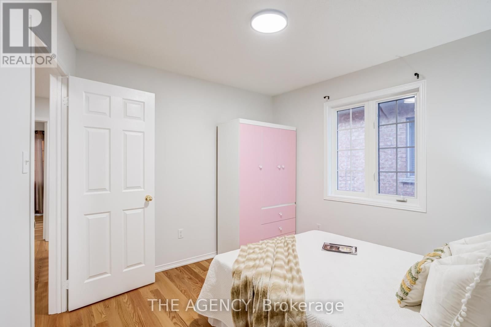 6 LEVELLANDS CRESCENT Image 25