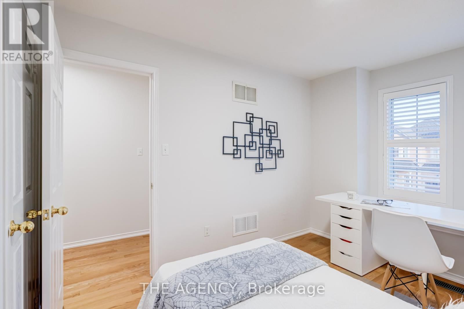 6 LEVELLANDS CRESCENT Image 29