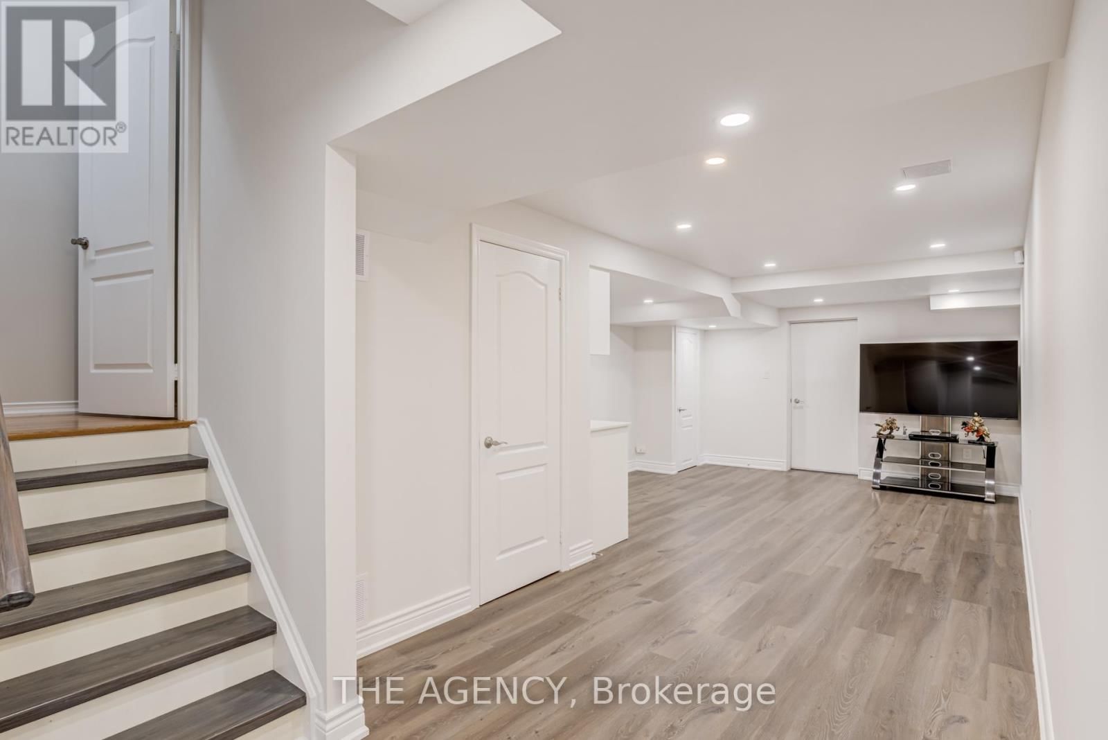 6 LEVELLANDS CRESCENT Image 32