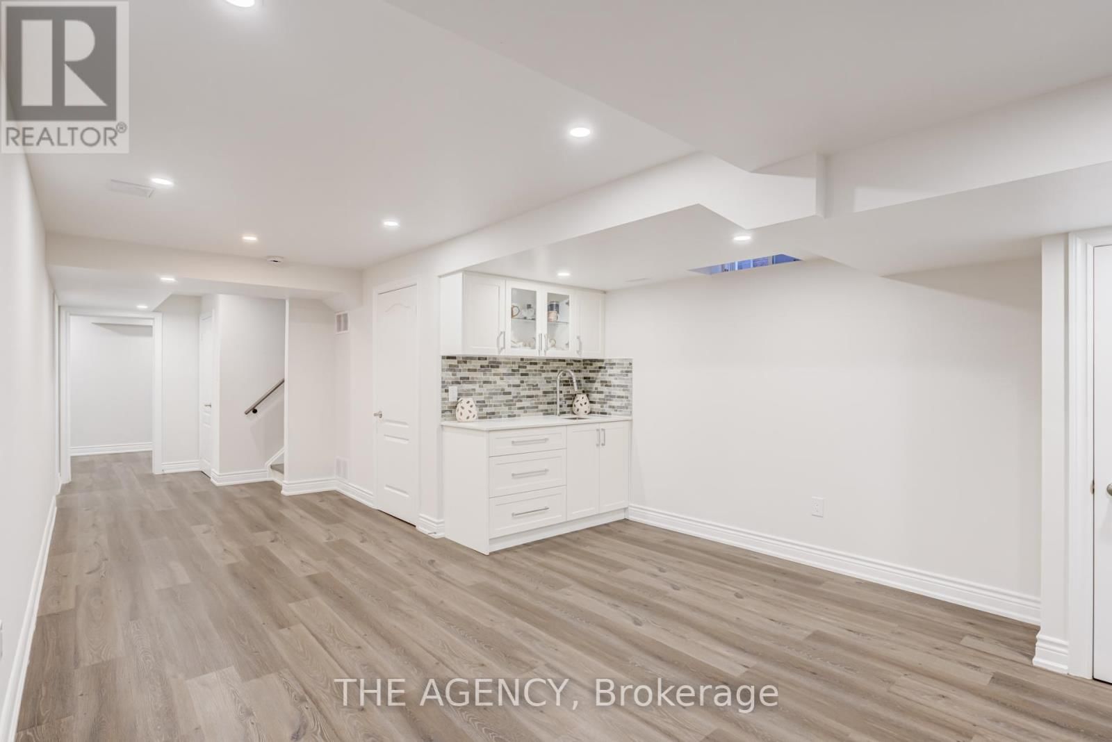 6 LEVELLANDS CRESCENT Image 33