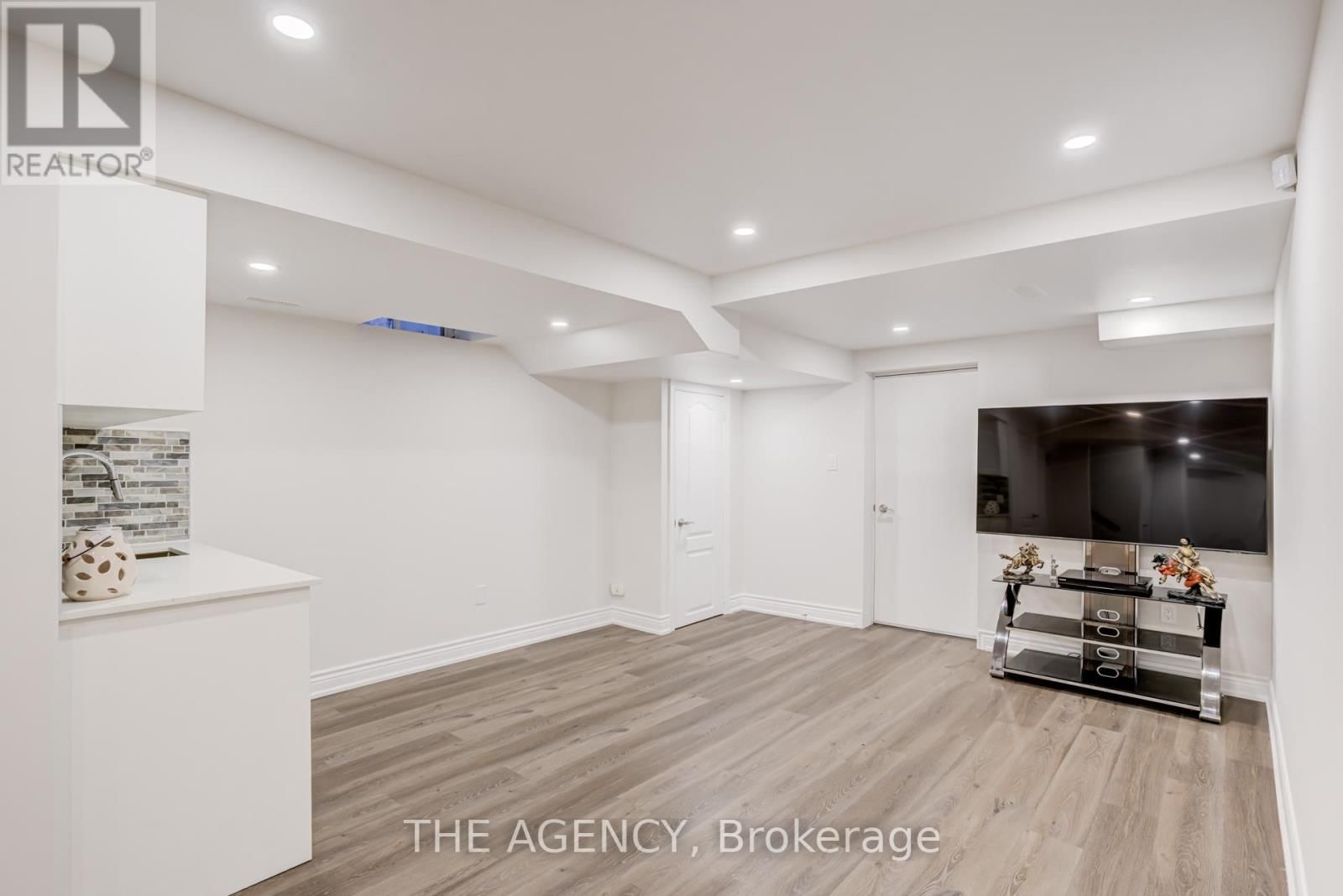 6 LEVELLANDS CRESCENT Image 34