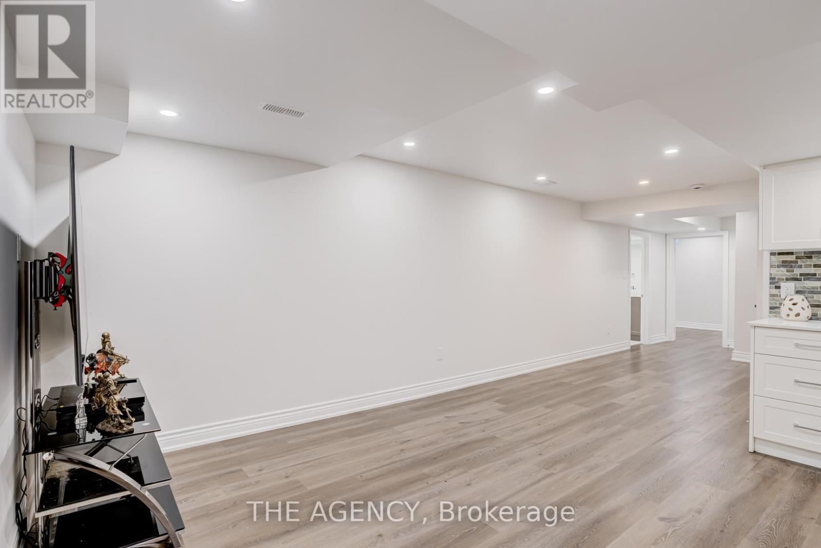 6 LEVELLANDS CRESCENT Image 35