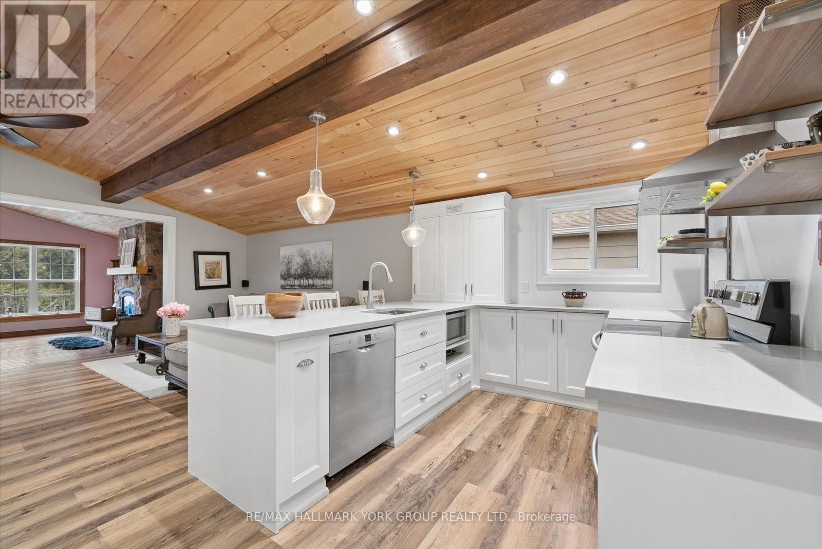 836 CRESCENT BEACH ROAD Image 16