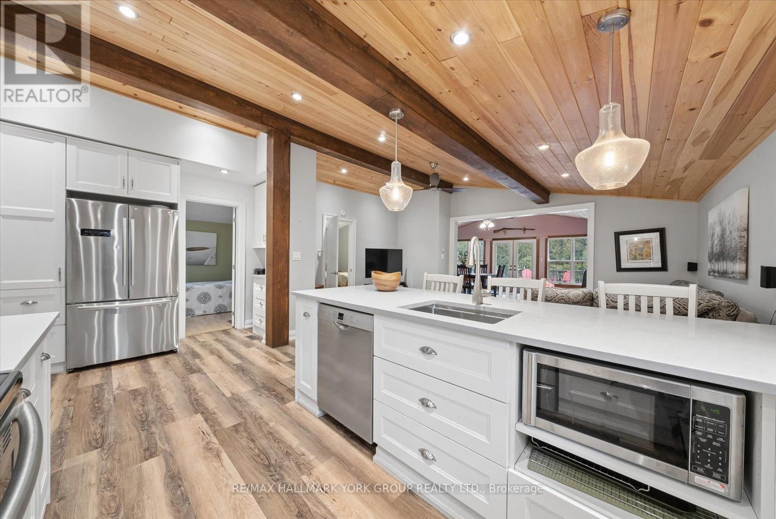 836 CRESCENT BEACH ROAD Image 17