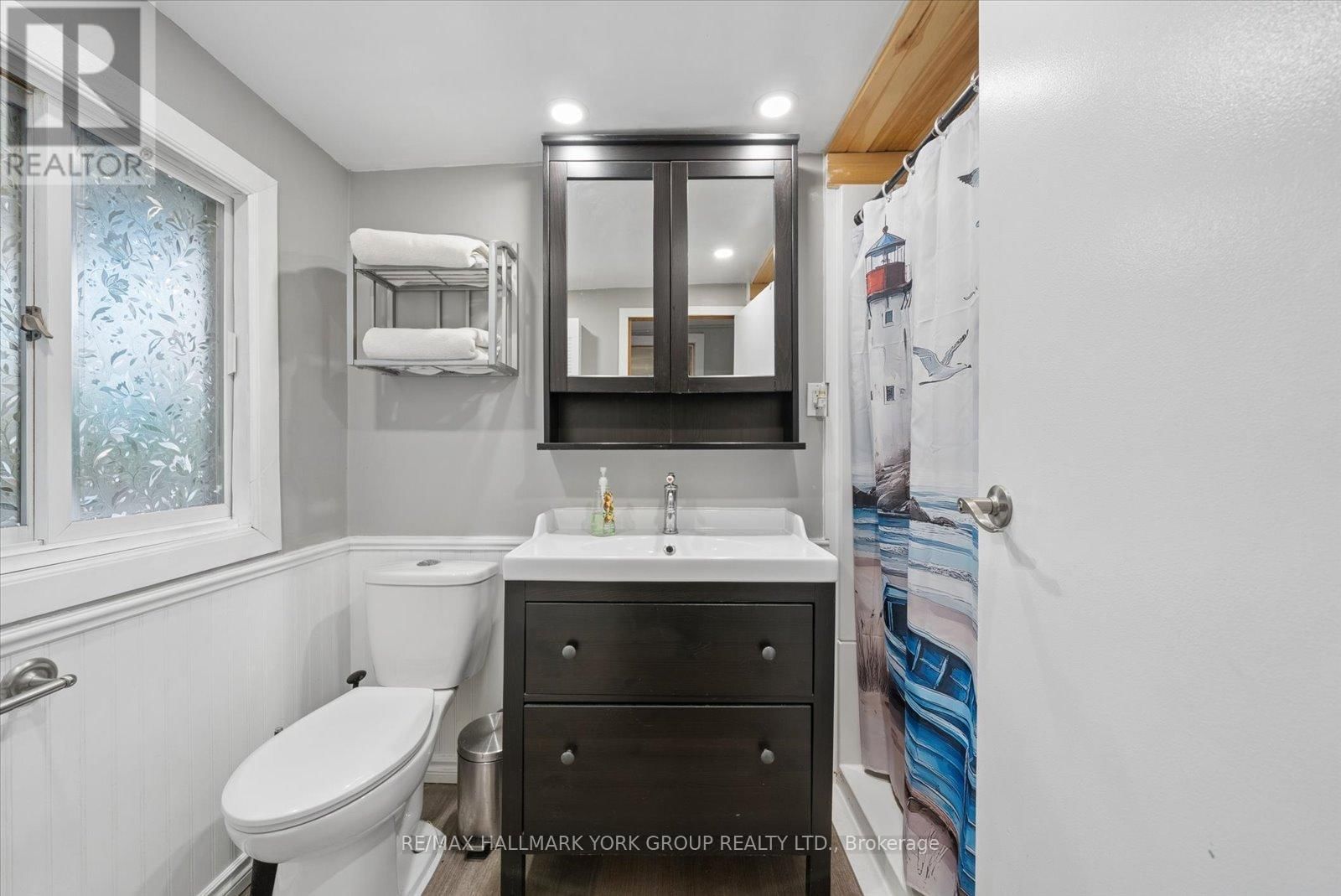 836 CRESCENT BEACH ROAD Image 25