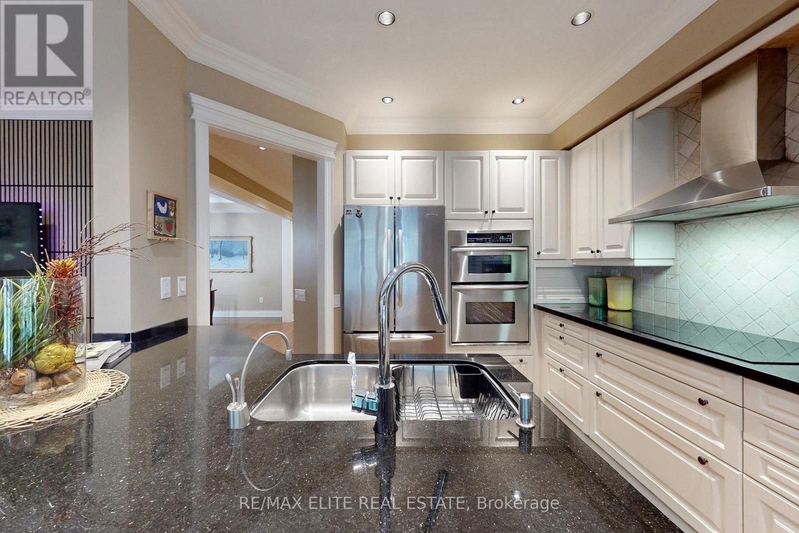 112 WESTBURY COURT Image 10