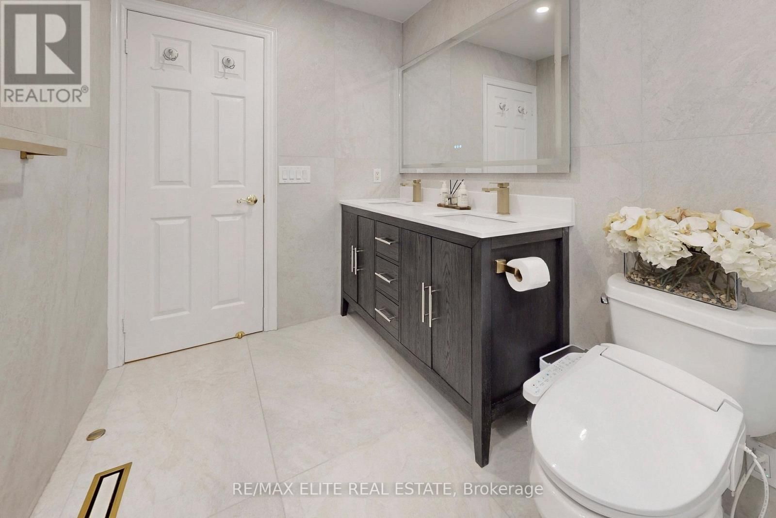 112 WESTBURY COURT Image 26