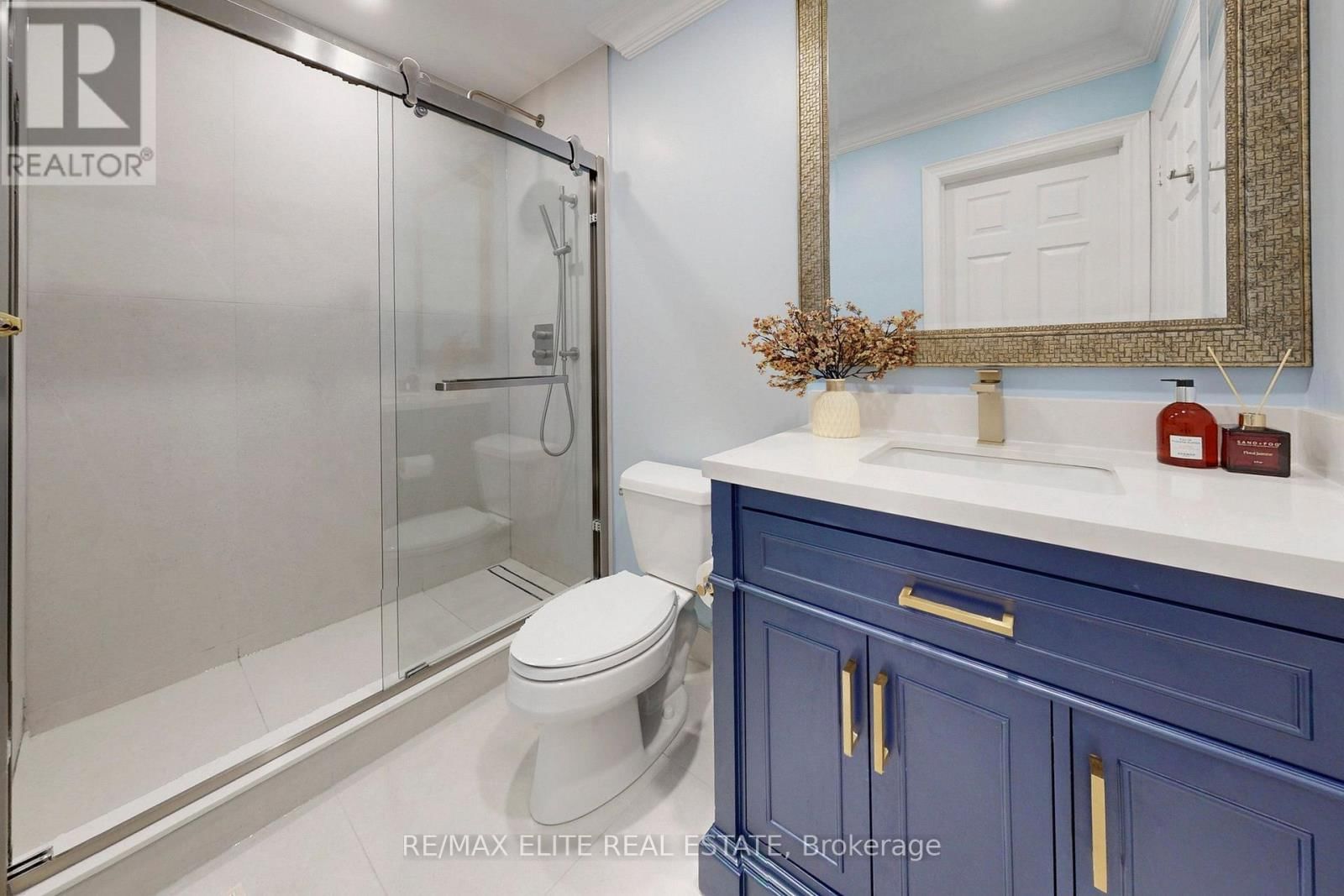 112 WESTBURY COURT Image 32