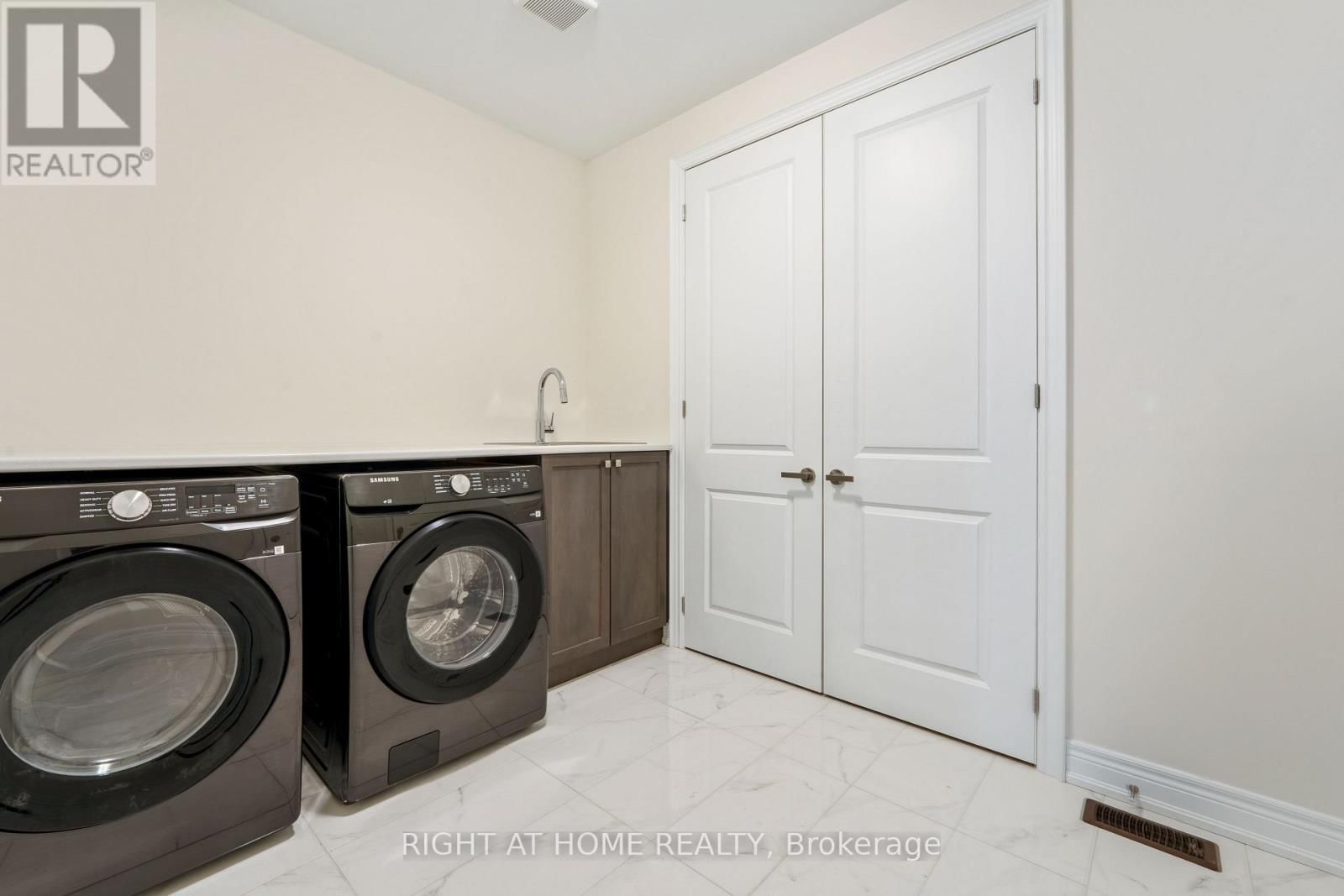 92 CARRIAGE SHOP BEND Image 18