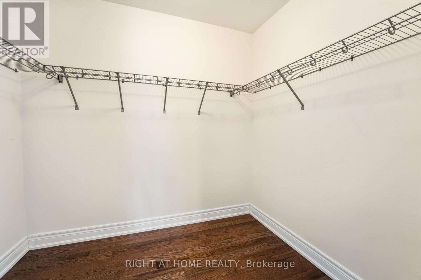 92 CARRIAGE SHOP BEND Image 22