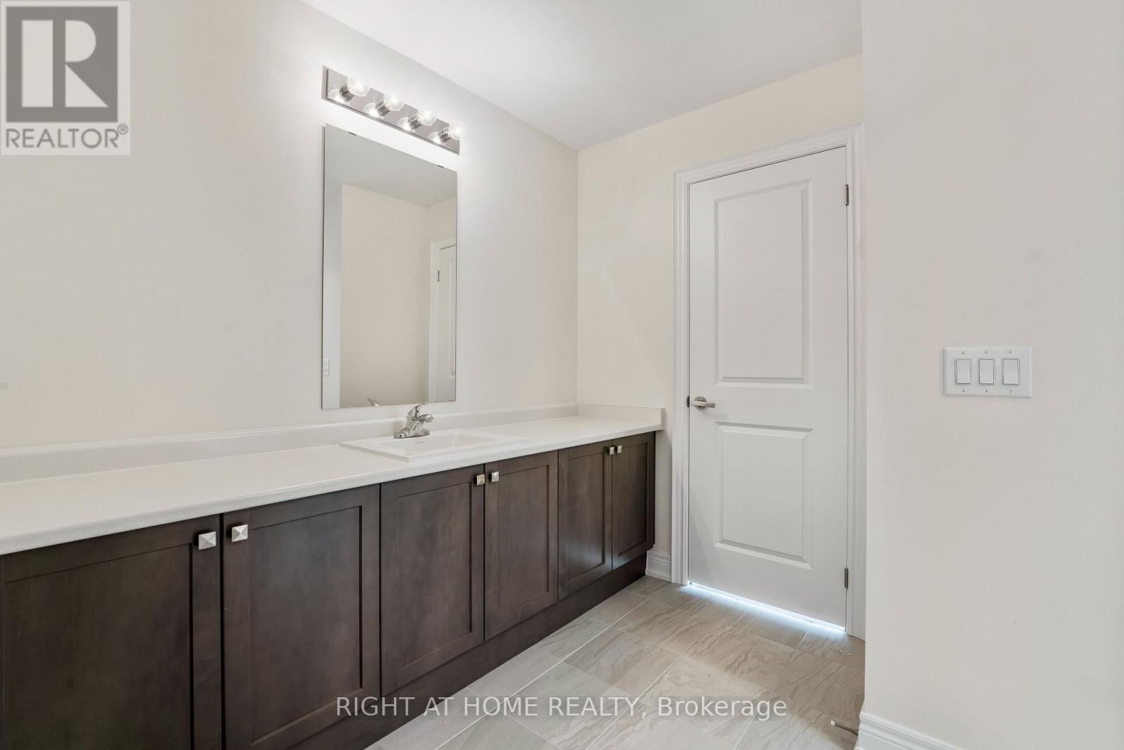 92 CARRIAGE SHOP BEND Image 26