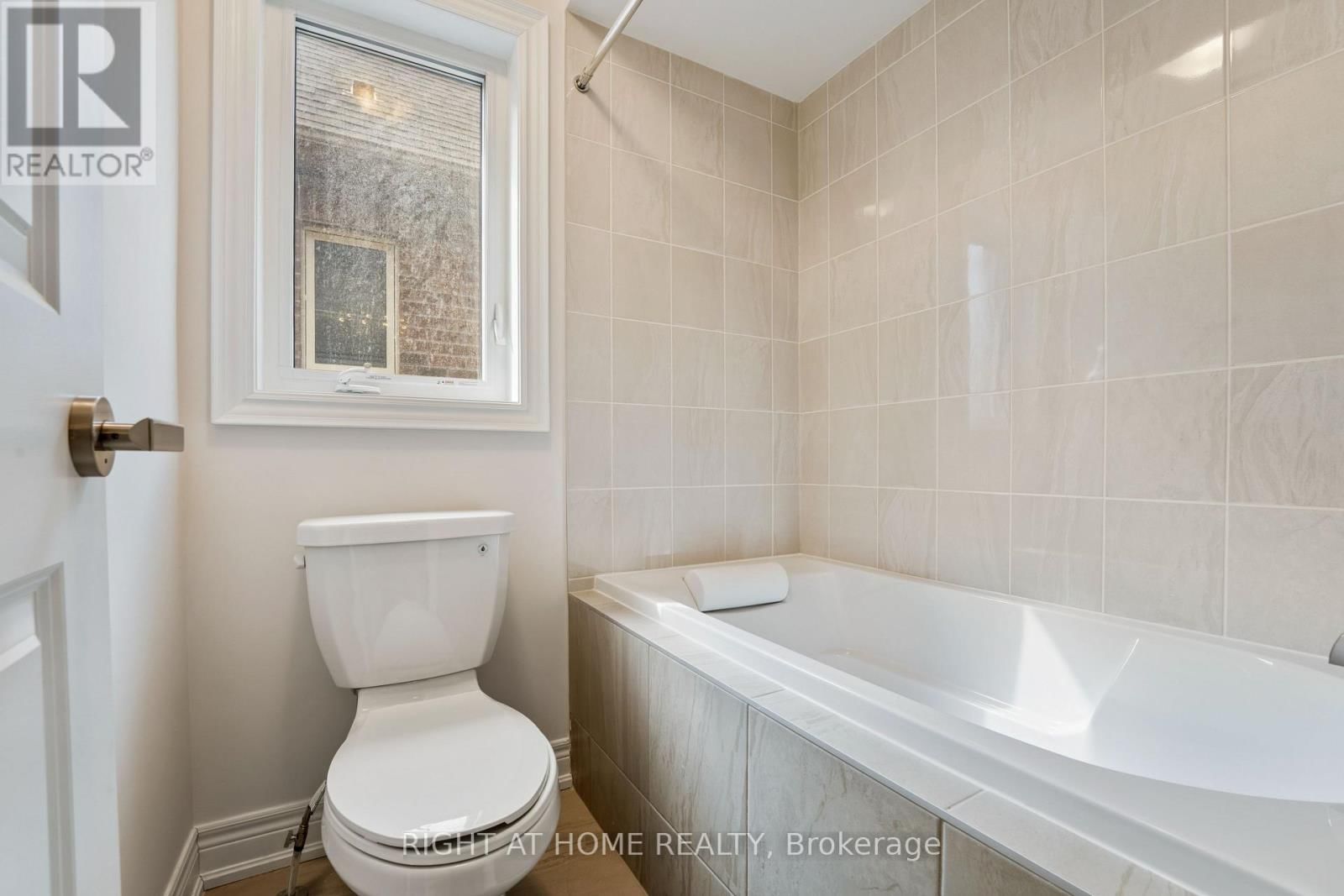 92 CARRIAGE SHOP BEND Image 27