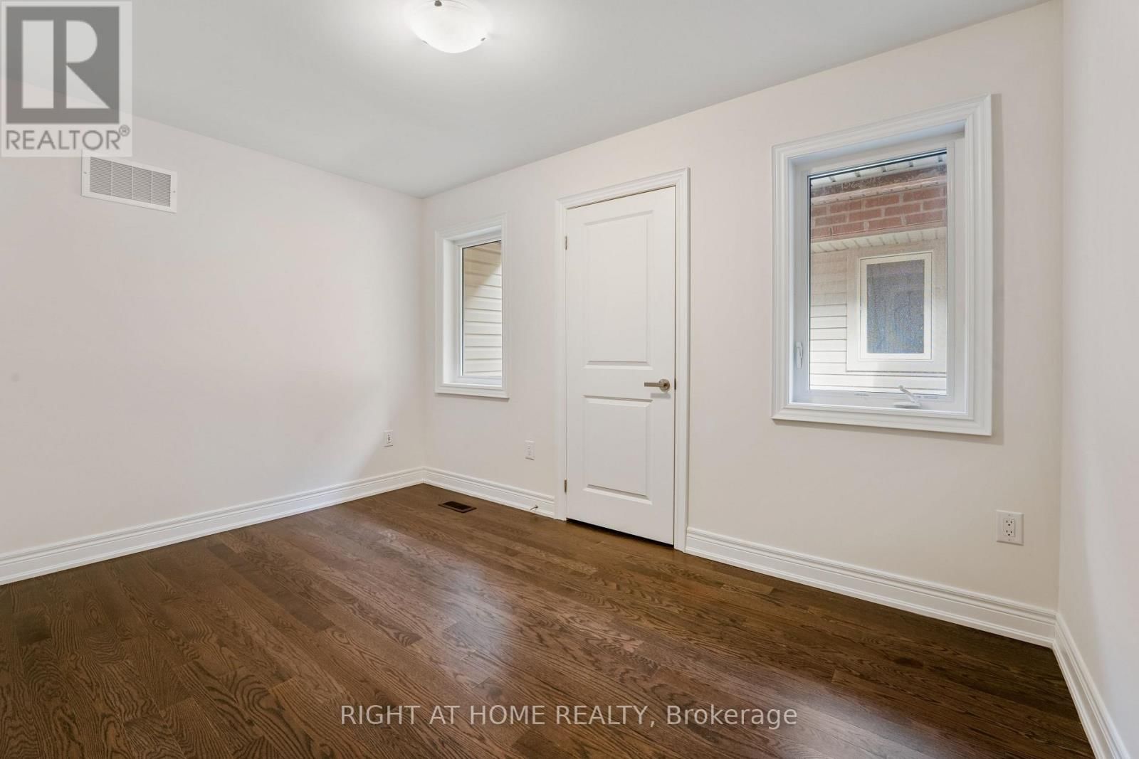 92 CARRIAGE SHOP BEND Image 33