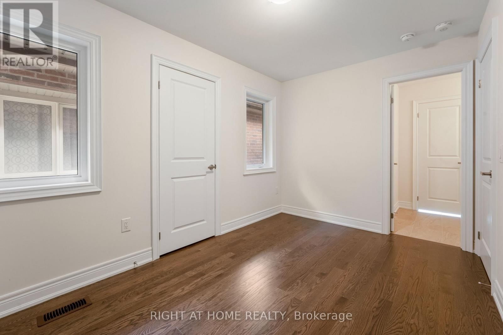 92 CARRIAGE SHOP BEND Image 34