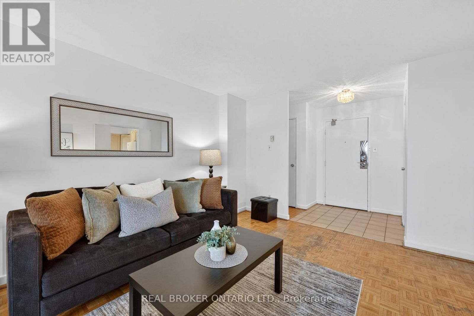 901 - 80 INVERLOCHY BOULEVARD Image 3