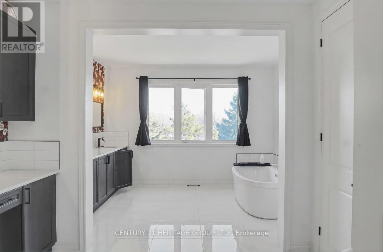 27 ORCHID CRESCENT Image 32