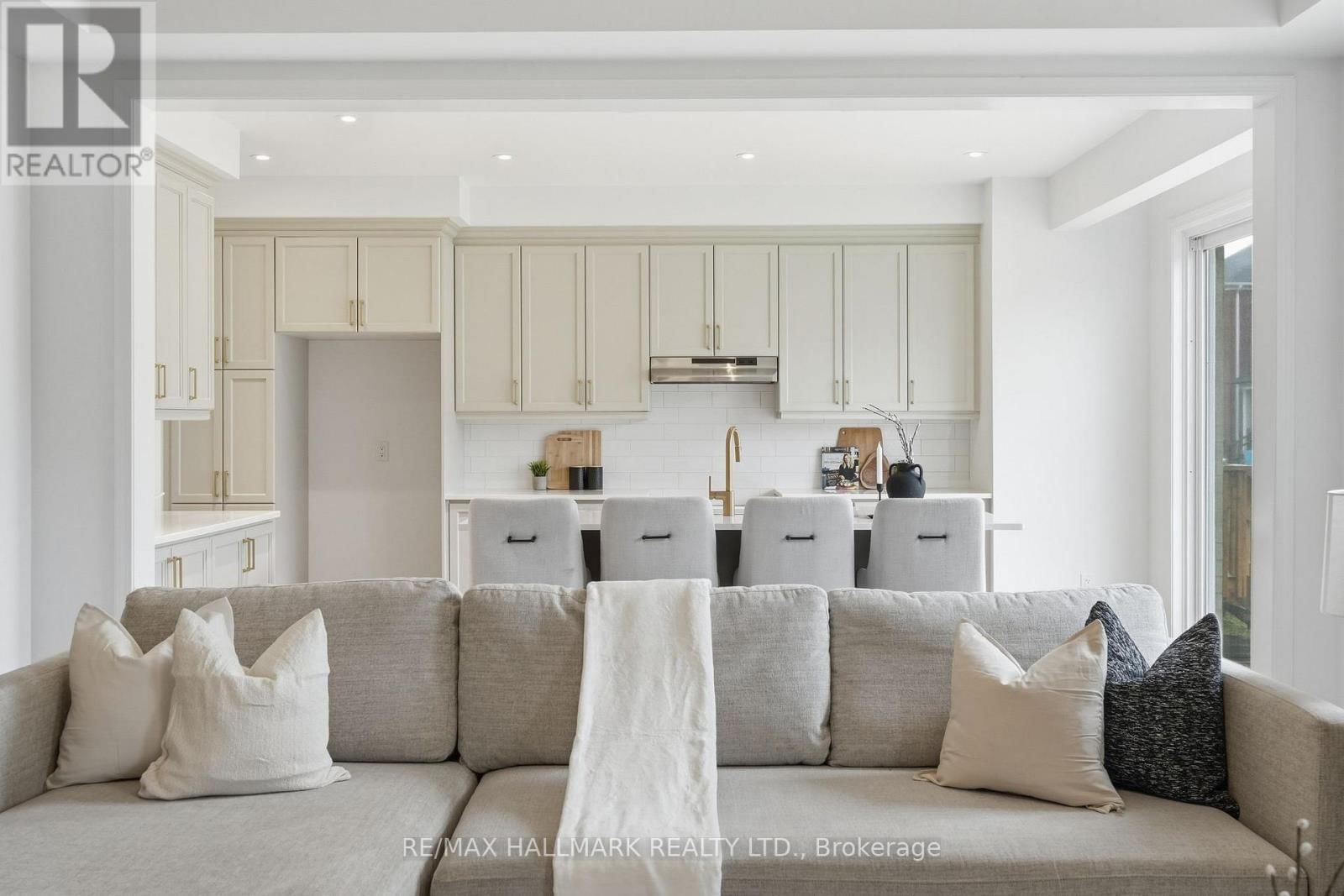 610 NEWLOVE STREET Image 12