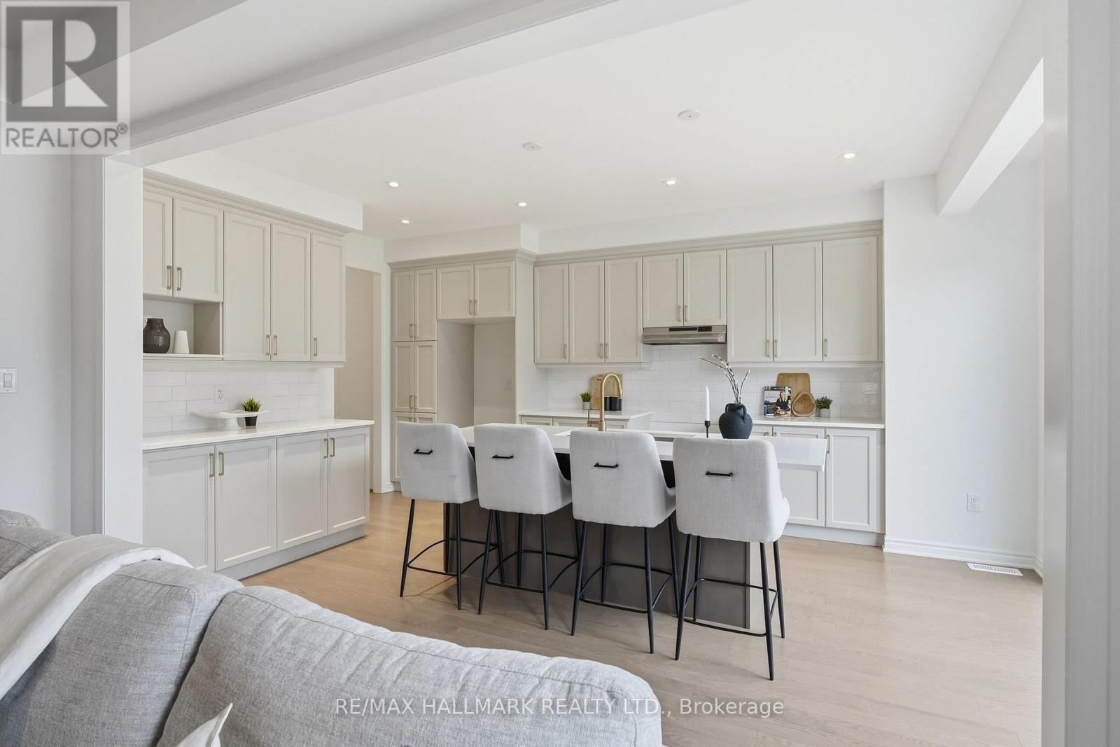 610 NEWLOVE STREET Image 13