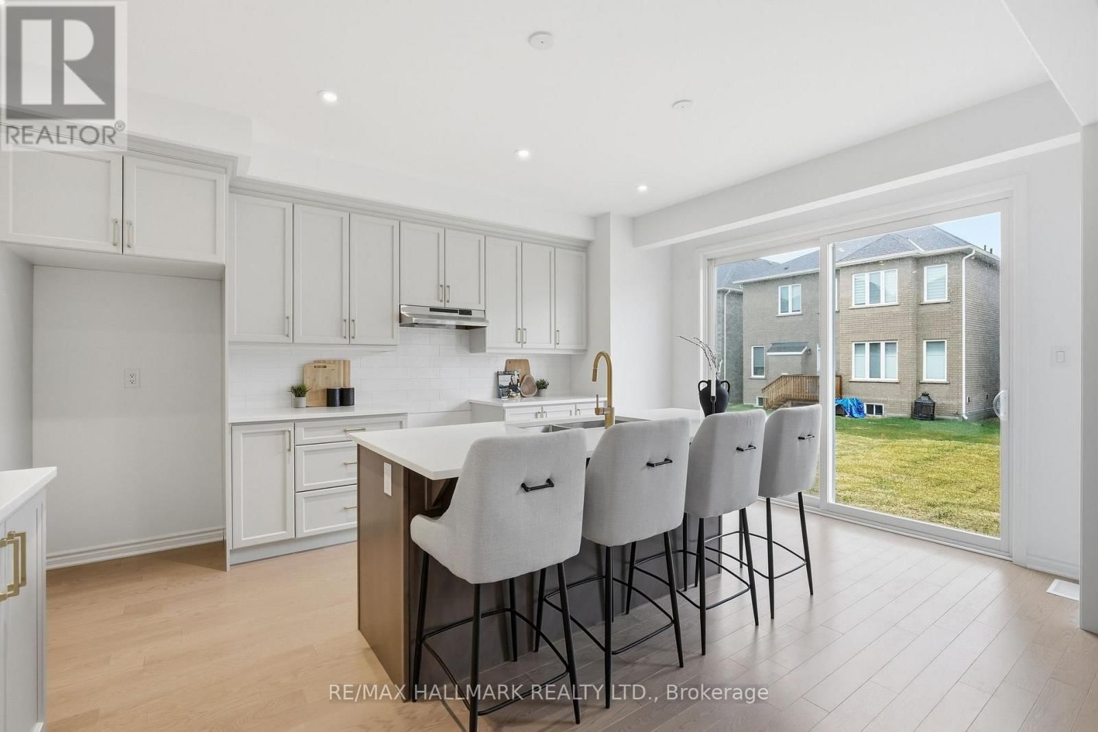 610 NEWLOVE STREET Image 14