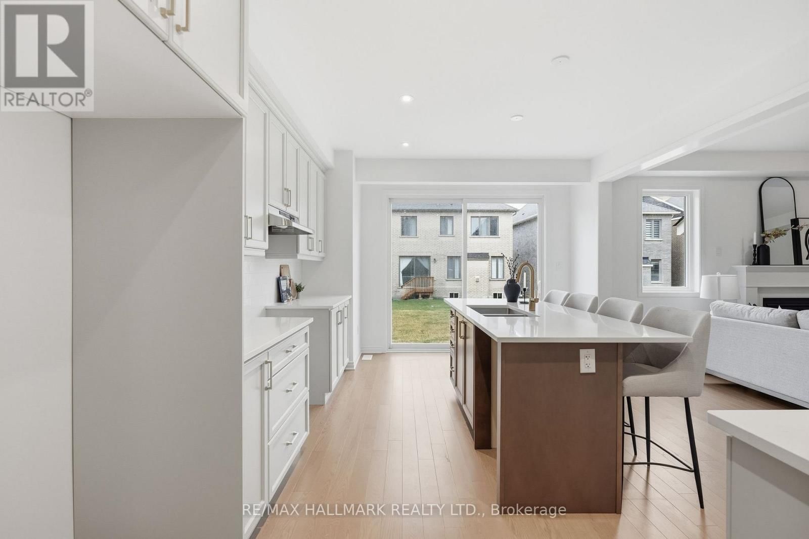 610 NEWLOVE STREET Image 15