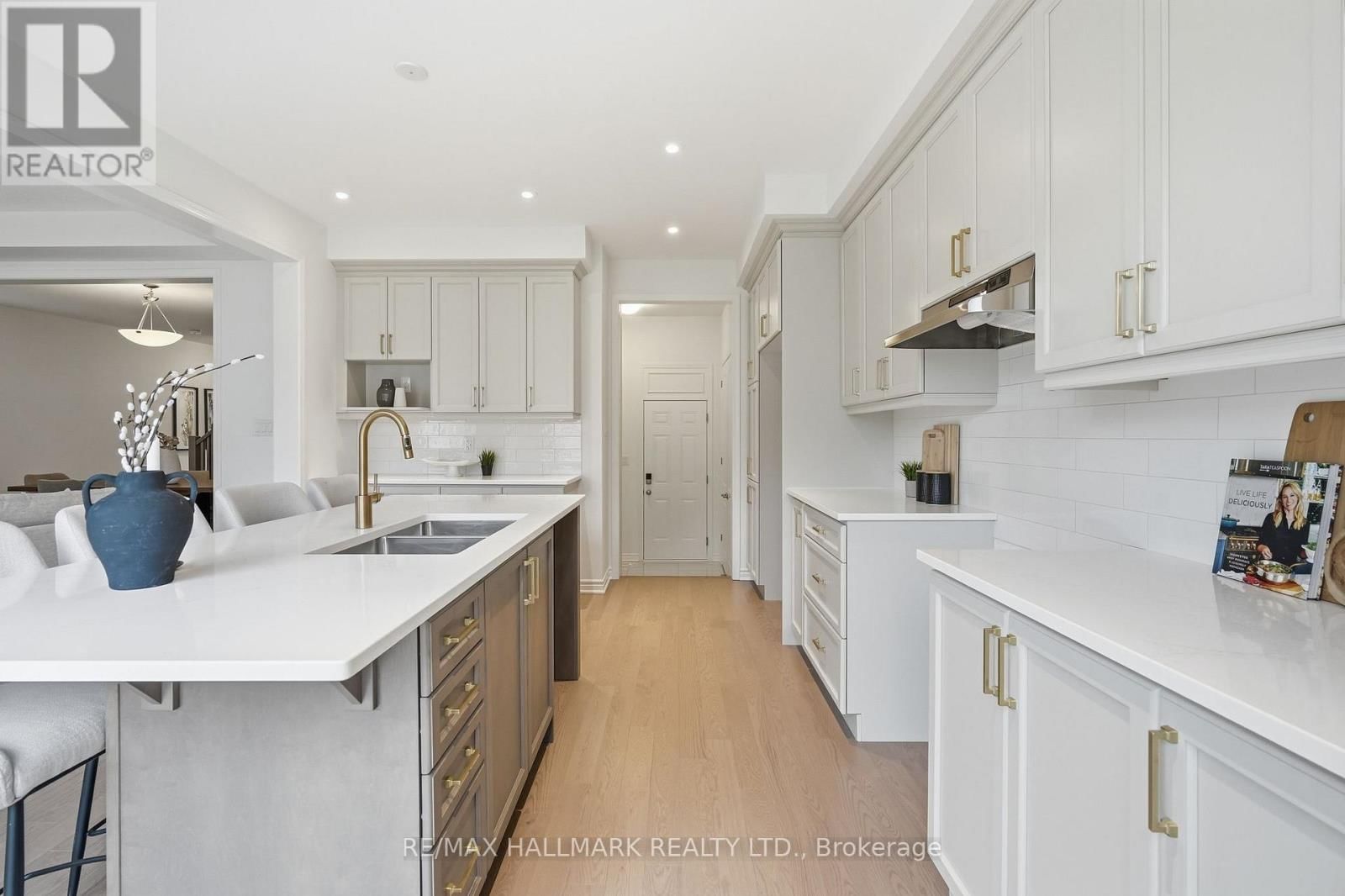 610 NEWLOVE STREET Image 16