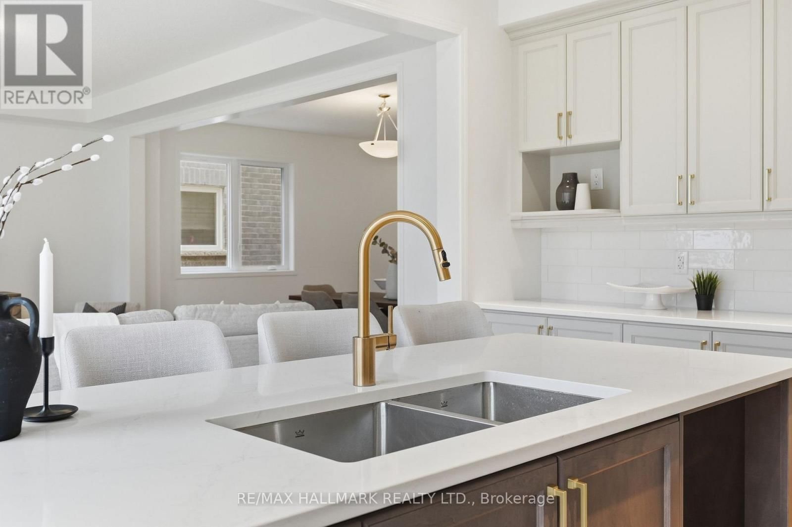 610 NEWLOVE STREET Image 17