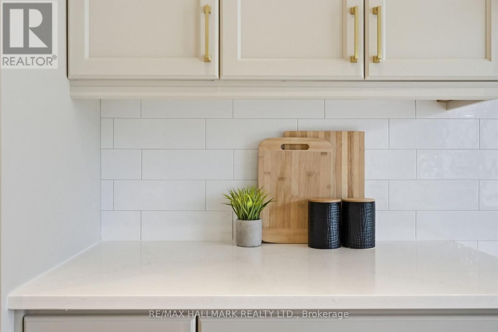 610 NEWLOVE STREET Image 18