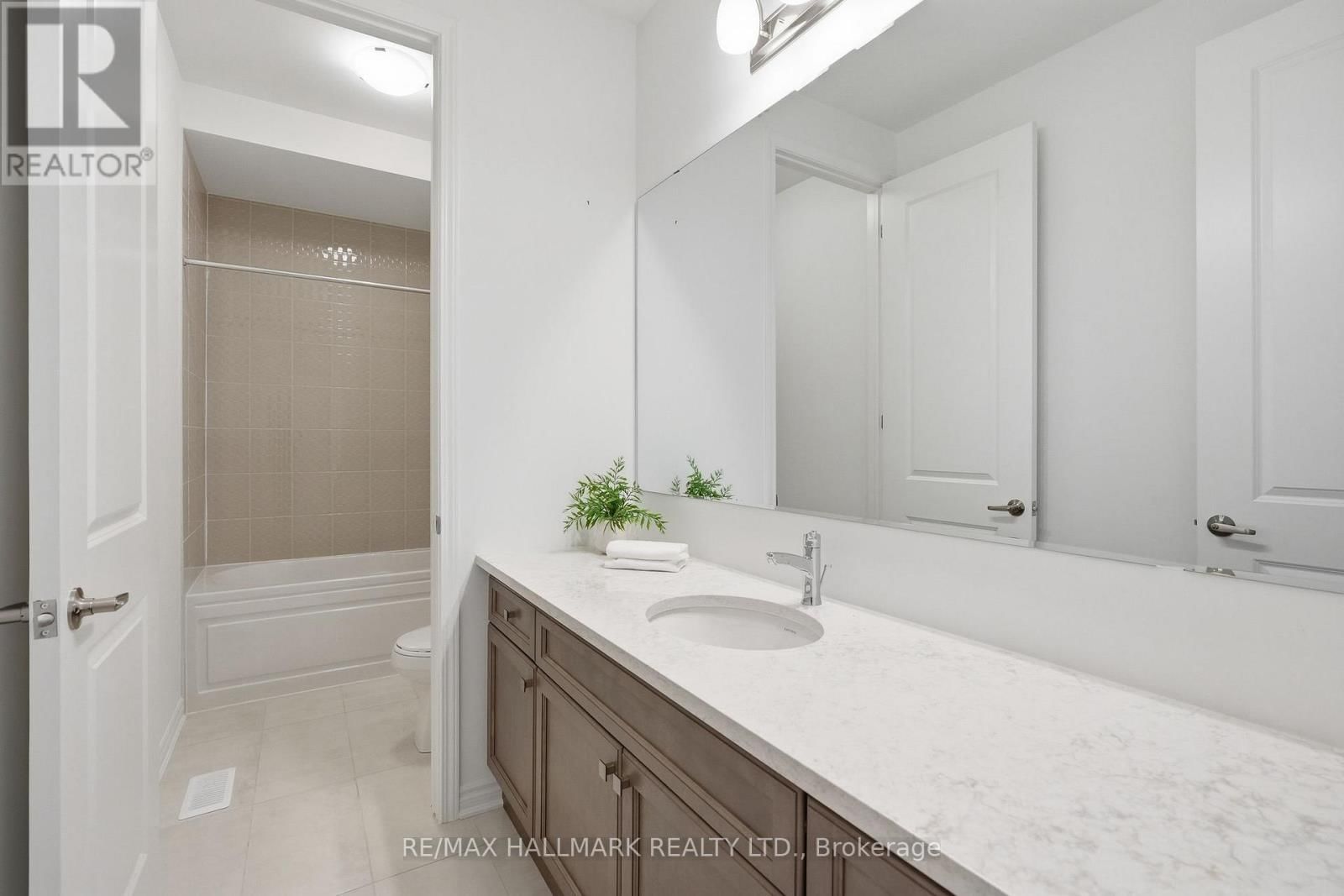 610 NEWLOVE STREET Image 33