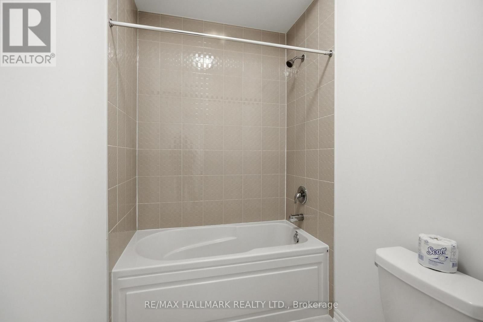 610 NEWLOVE STREET Image 34