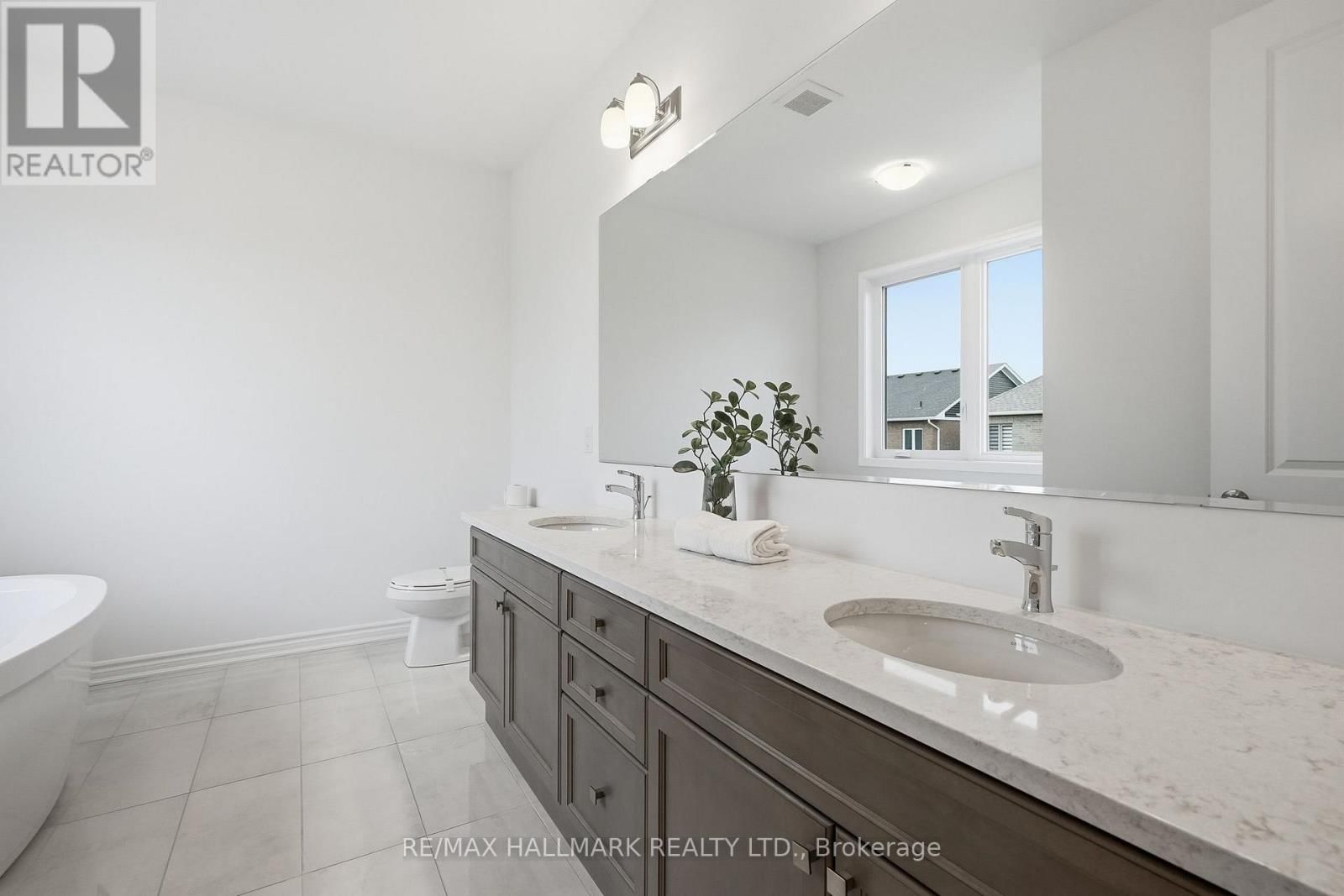 610 NEWLOVE STREET Image 41