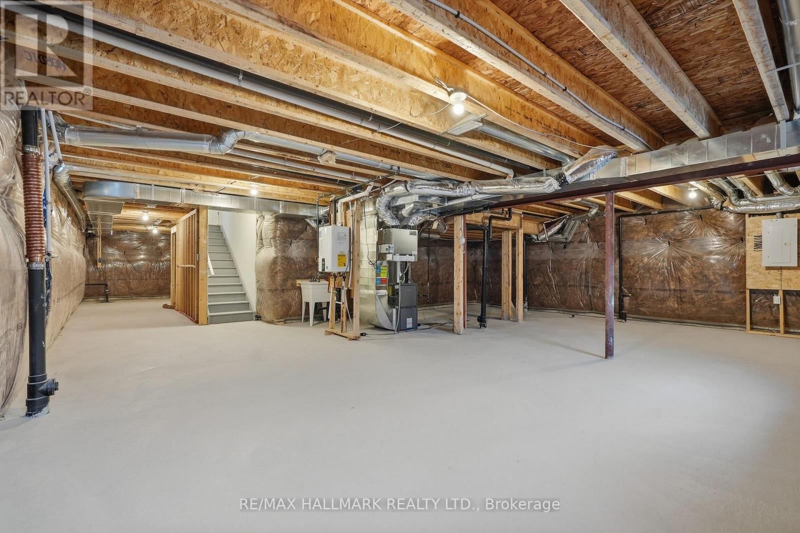 610 NEWLOVE STREET Image 44