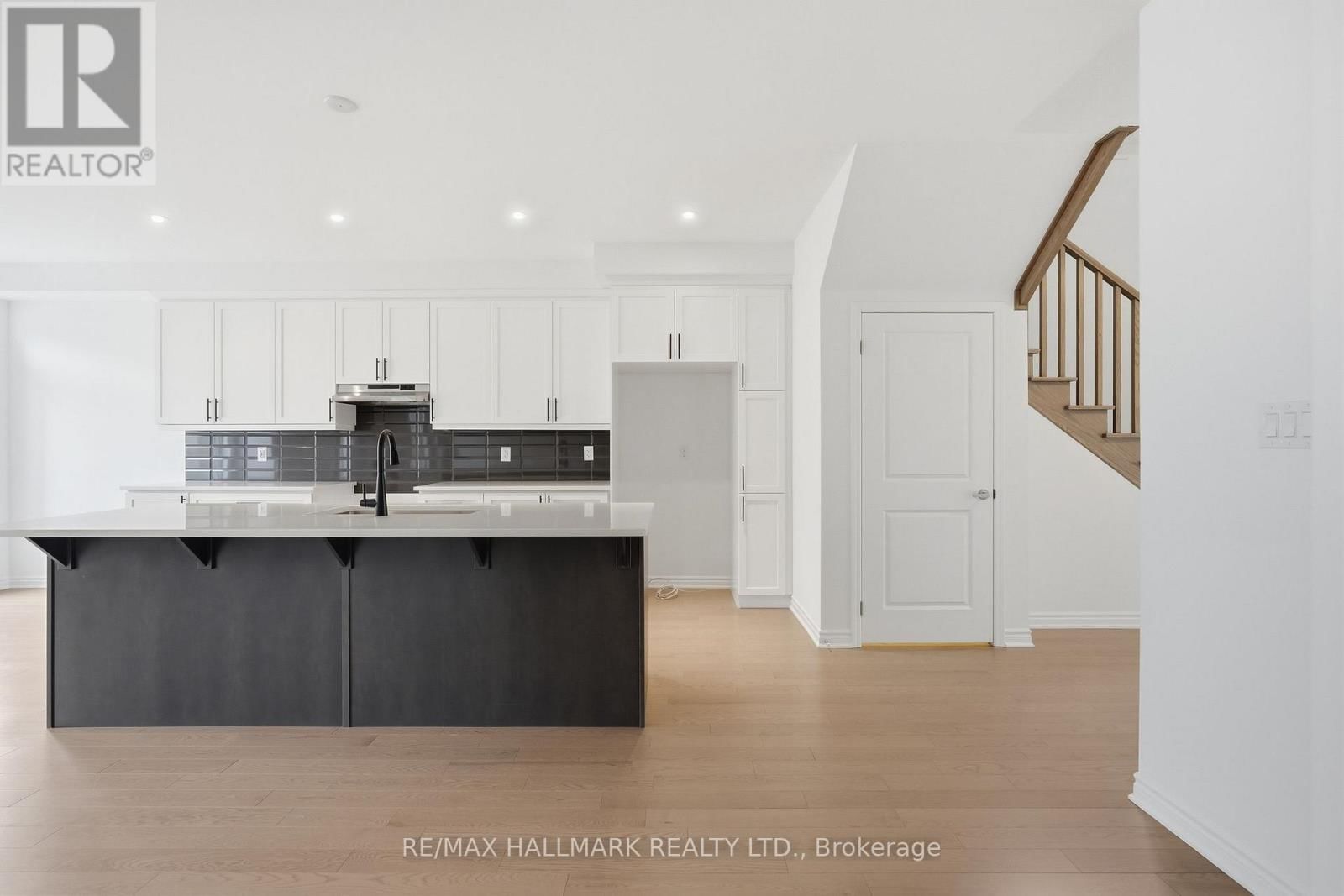 602 NEWLOVE STREET Image 10