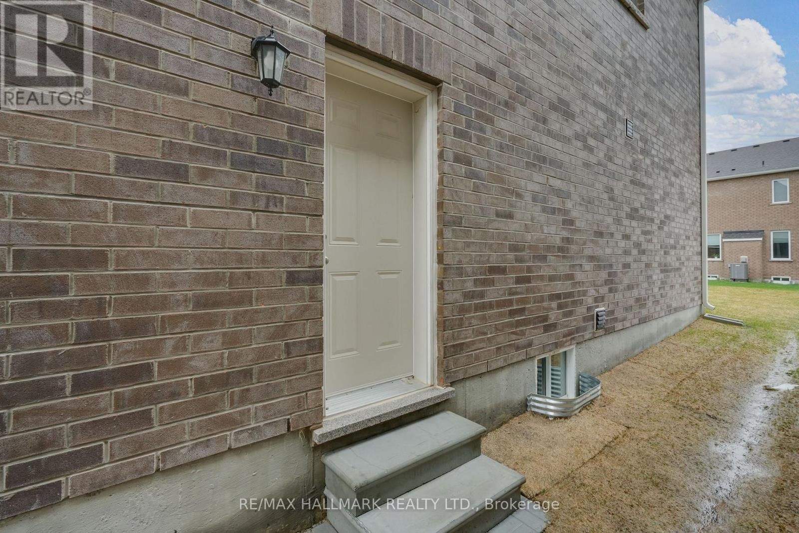 602 NEWLOVE STREET Image 38