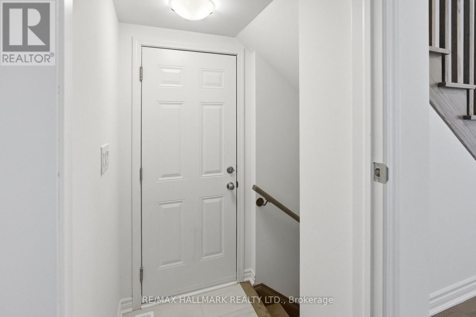 602 NEWLOVE STREET Image 39