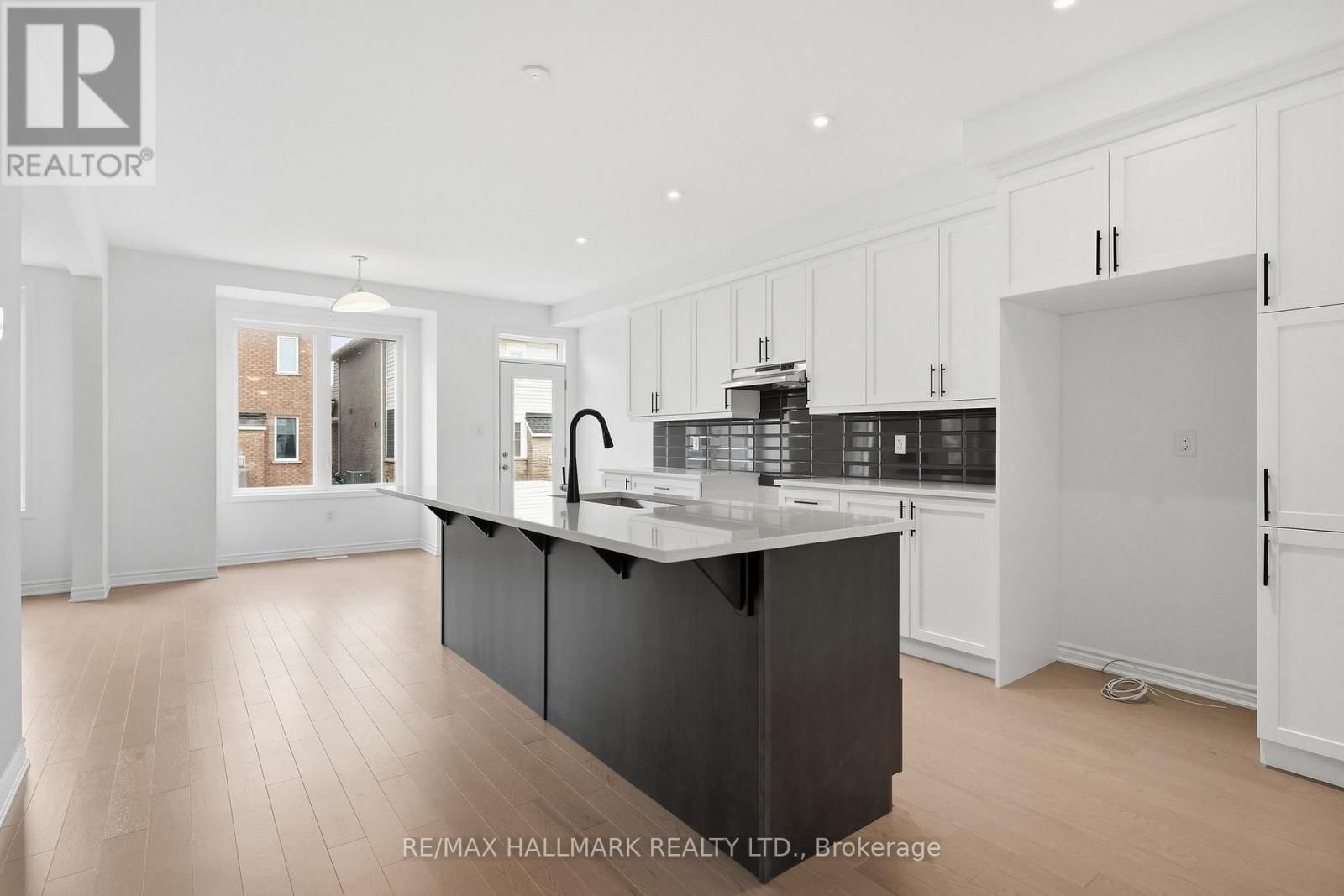 602 NEWLOVE STREET Image 9