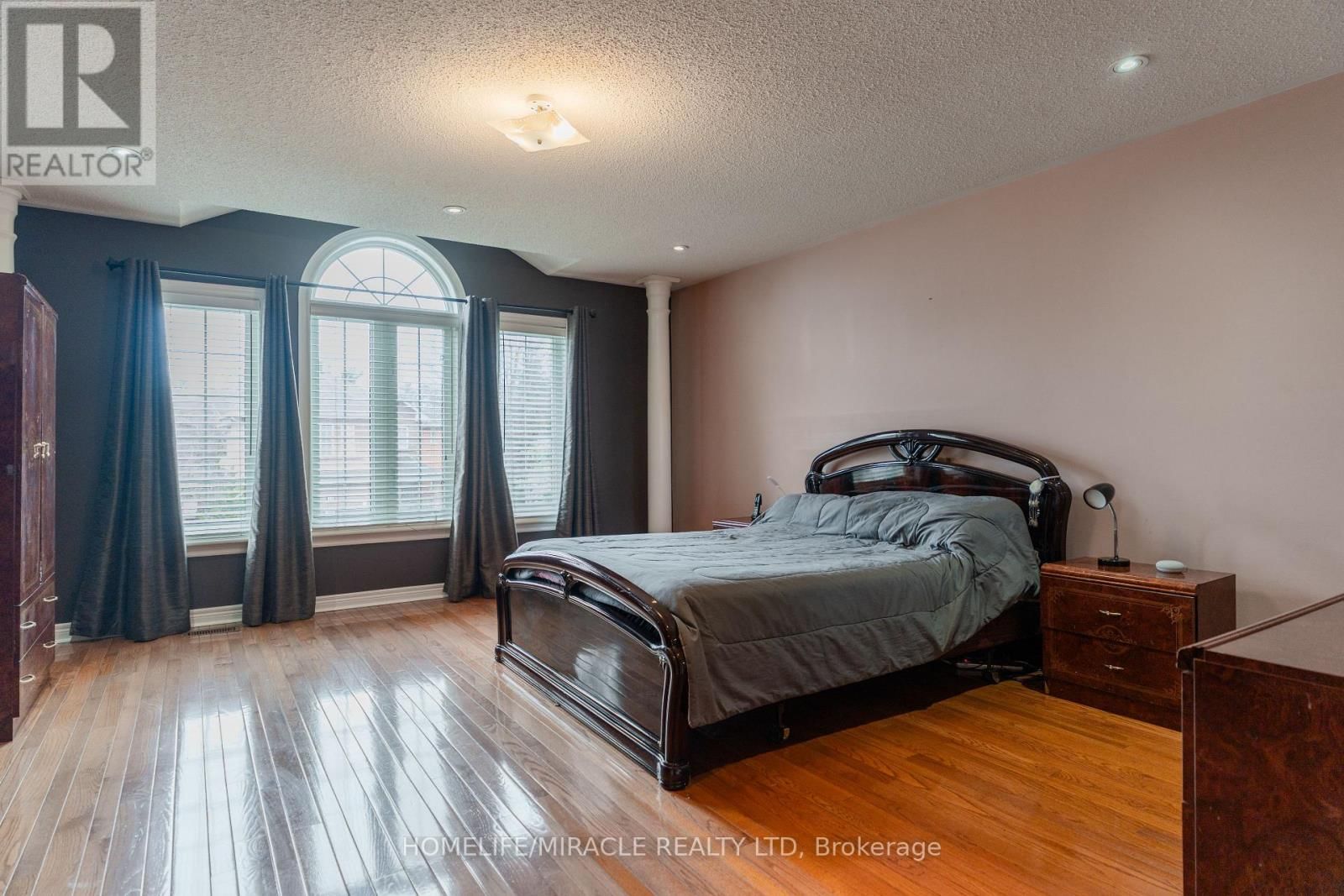 31 WATER GARDEN LANE Image 16