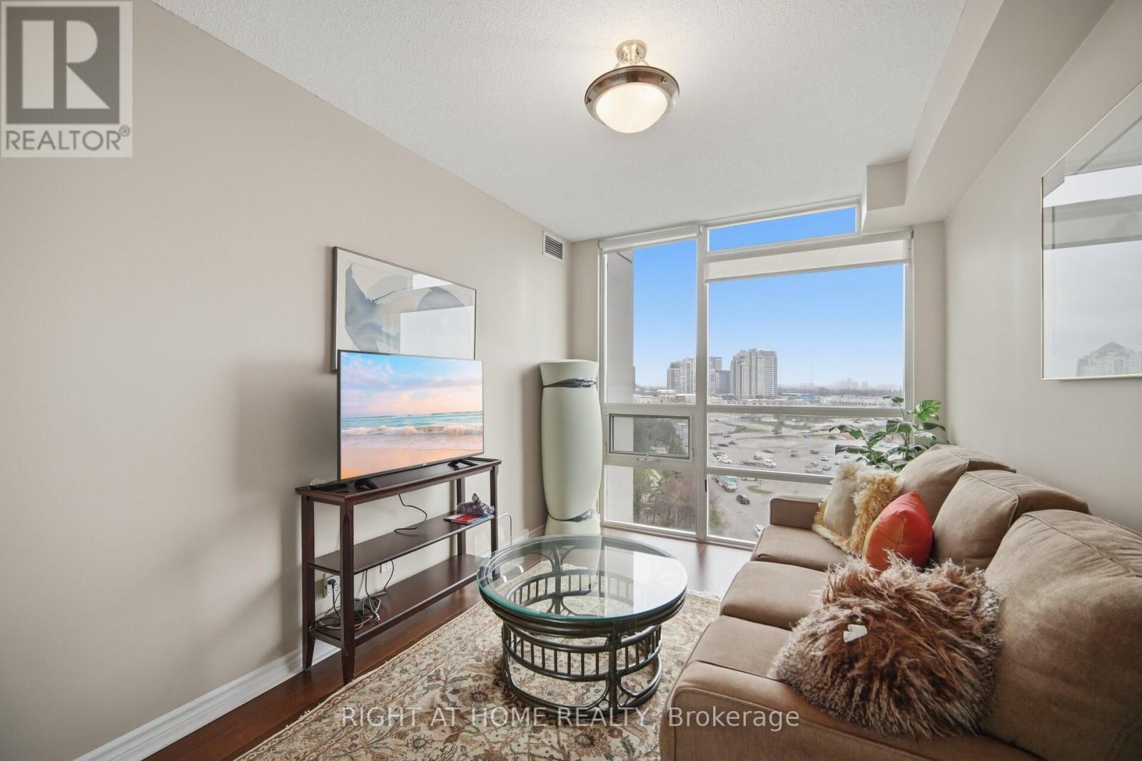 1010 - 88 PROMENADE CIRCLE Image 11