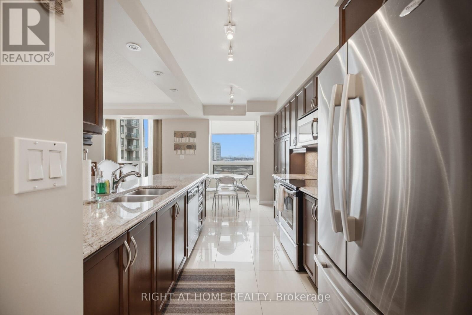 1010 - 88 PROMENADE CIRCLE Image 14