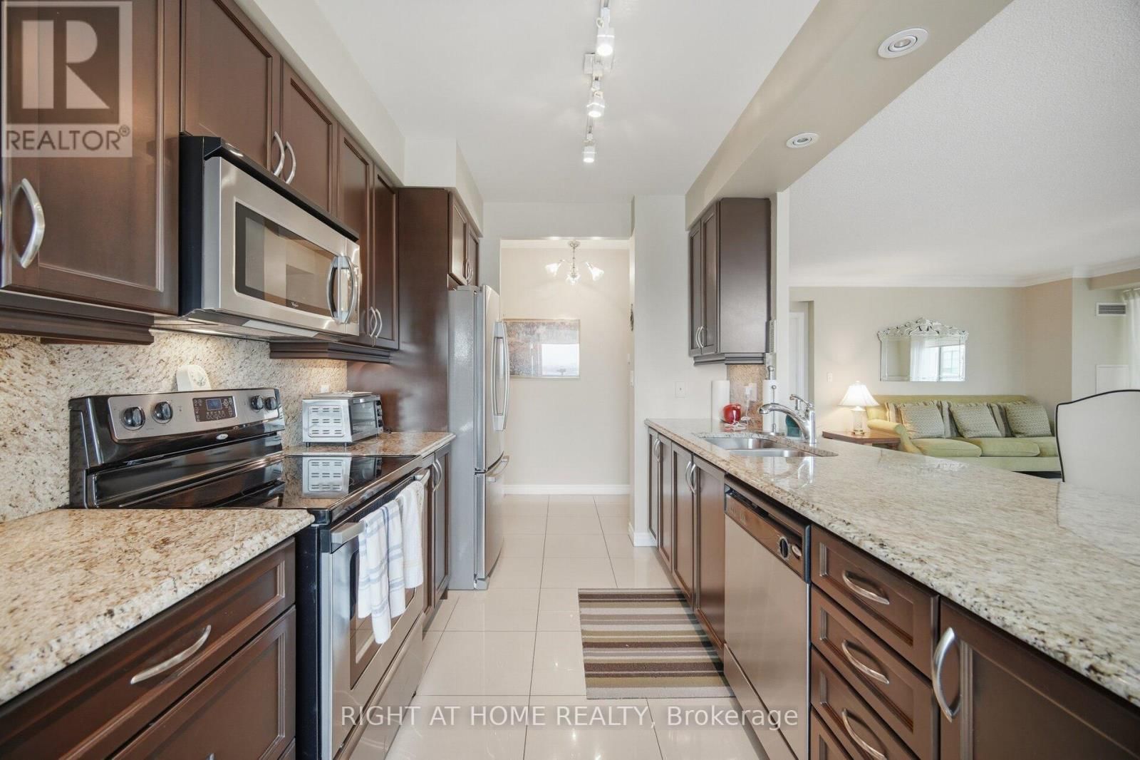 1010 - 88 PROMENADE CIRCLE Image 15