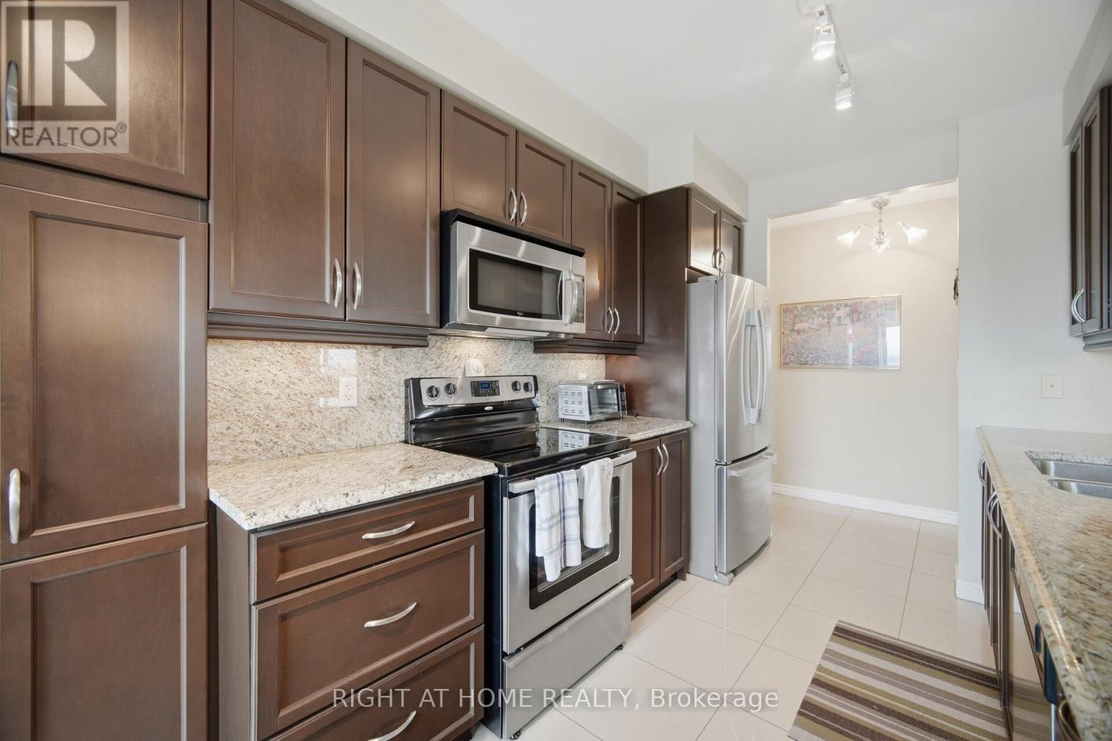 1010 - 88 PROMENADE CIRCLE Image 16