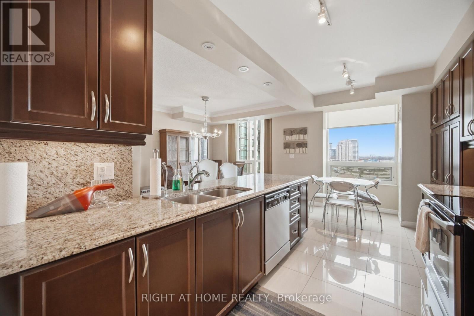 1010 - 88 PROMENADE CIRCLE Image 17