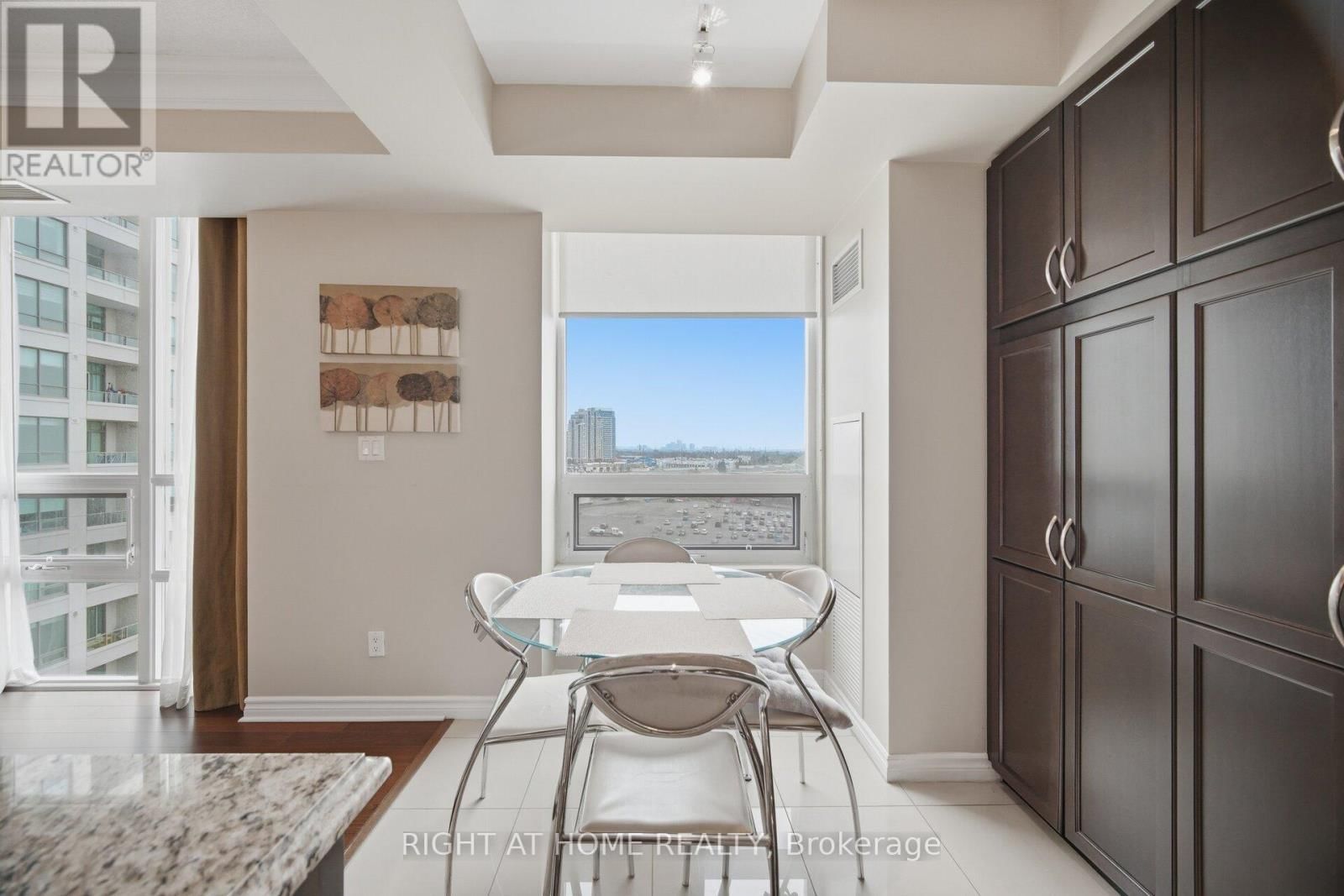 1010 - 88 PROMENADE CIRCLE Image 18