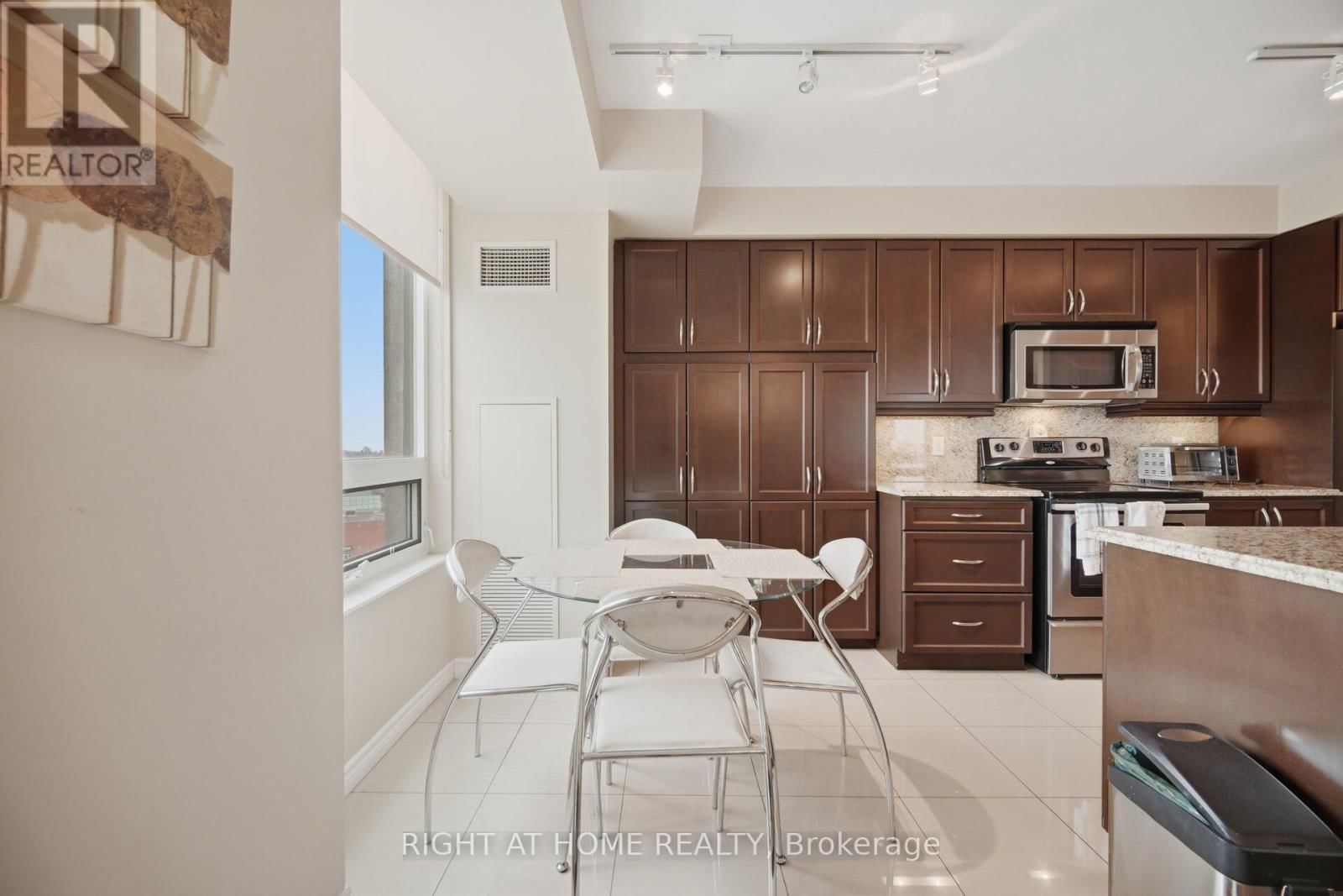 1010 - 88 PROMENADE CIRCLE Image 19