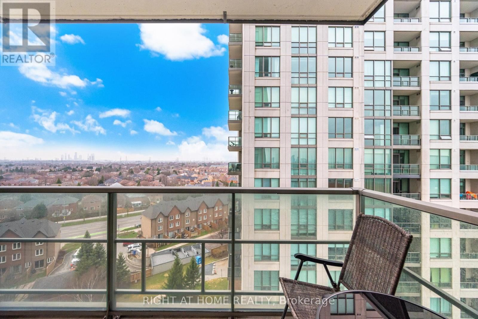 1010 - 88 PROMENADE CIRCLE Image 27