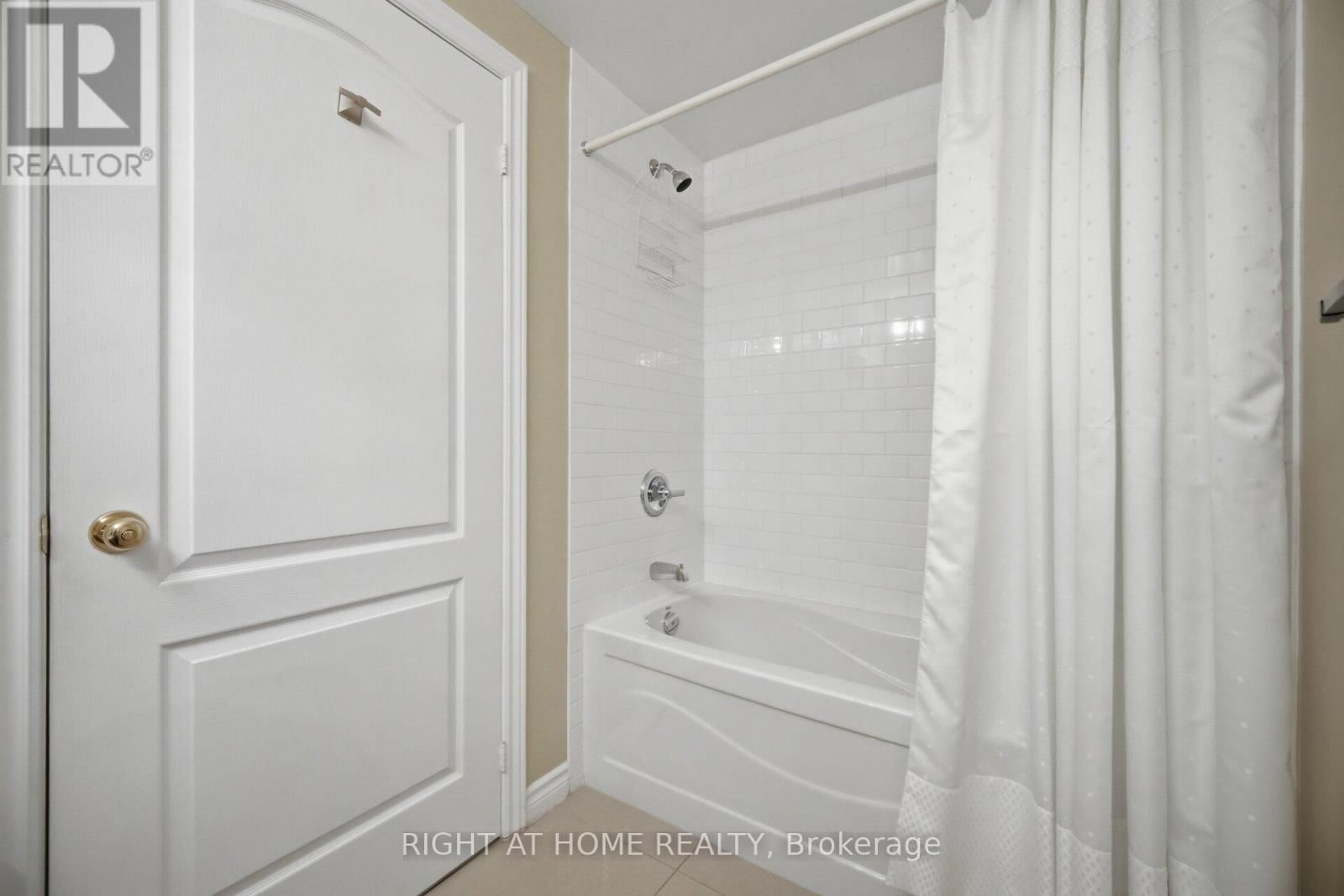 1010 - 88 PROMENADE CIRCLE Image 31